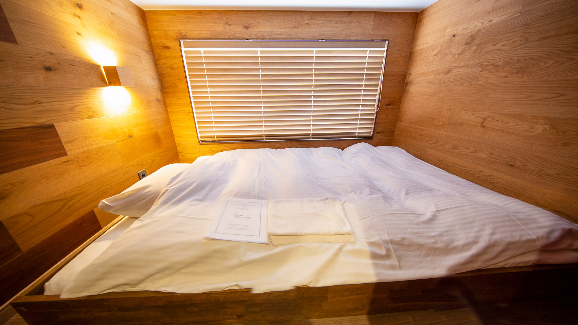 ・【男女兼用ドミトリー_2F】ダブルサイズのマットレスを完備したくつろぎのプライベート空間