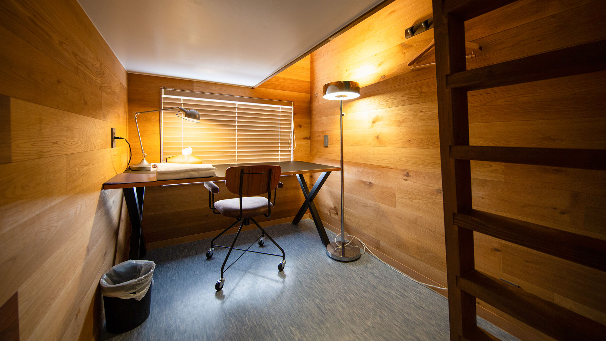 ・【男女兼用デスク付メゾネット_4F】秘密基地のようなドミトリー。セミダブルベッドとデスクで快適集中