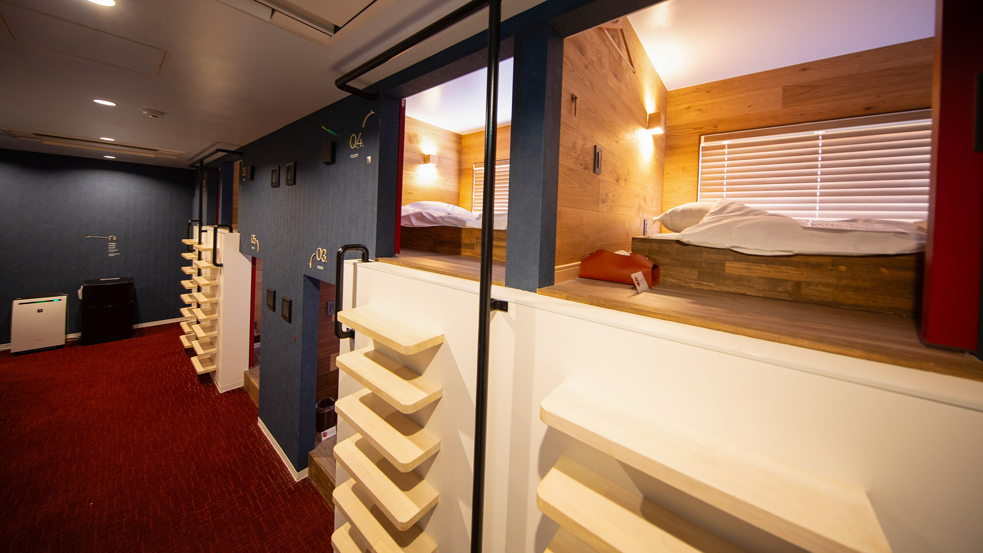 ・【男女兼用ドミトリー_2F】コミュニティとプライバシーのバランスを確保するためのカーテンが完備