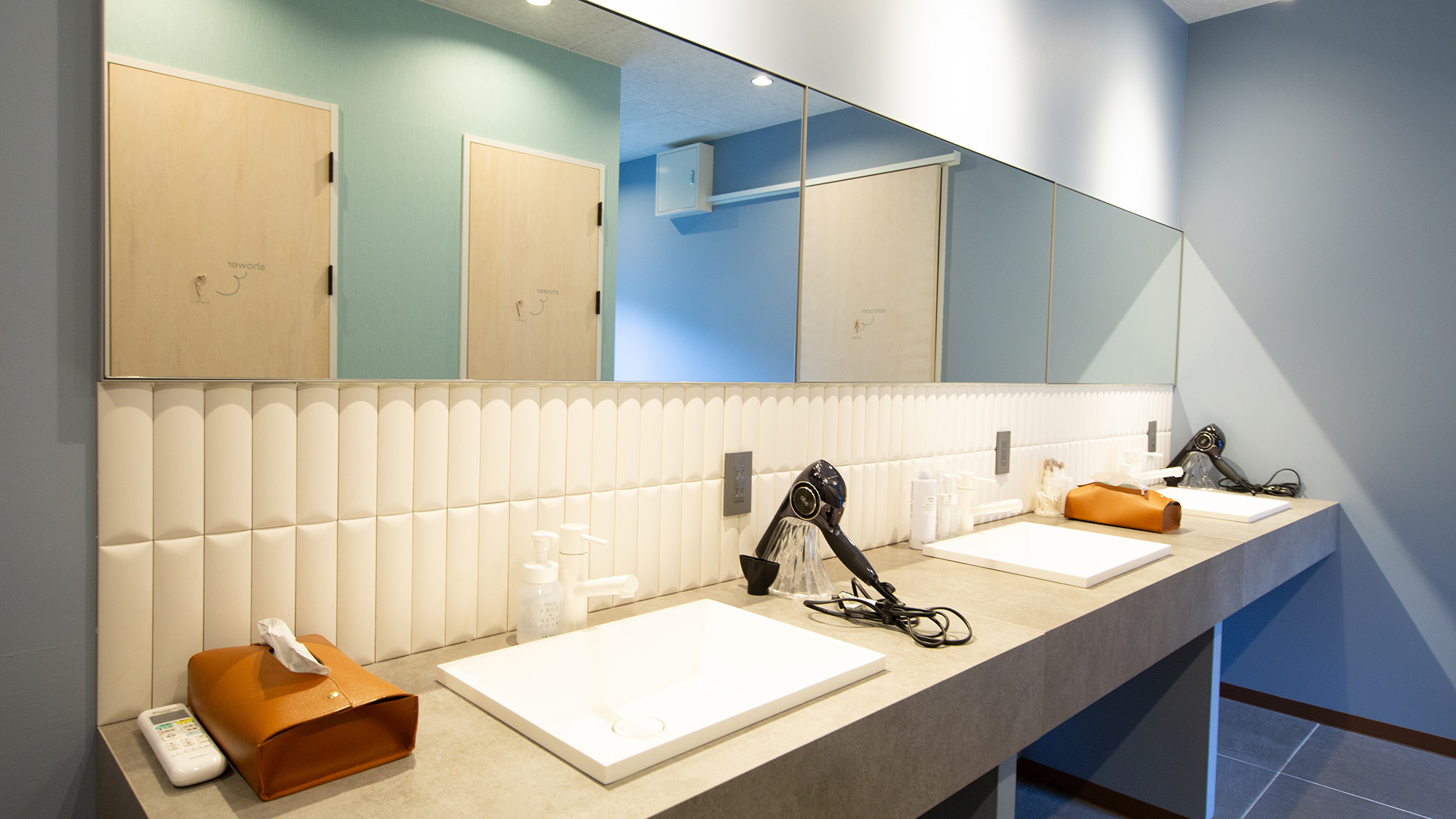 ・【男性専用シャワールーム】敏感肌用アメニティ完備。壁一面ミラーでゆったり使えるバスルーム