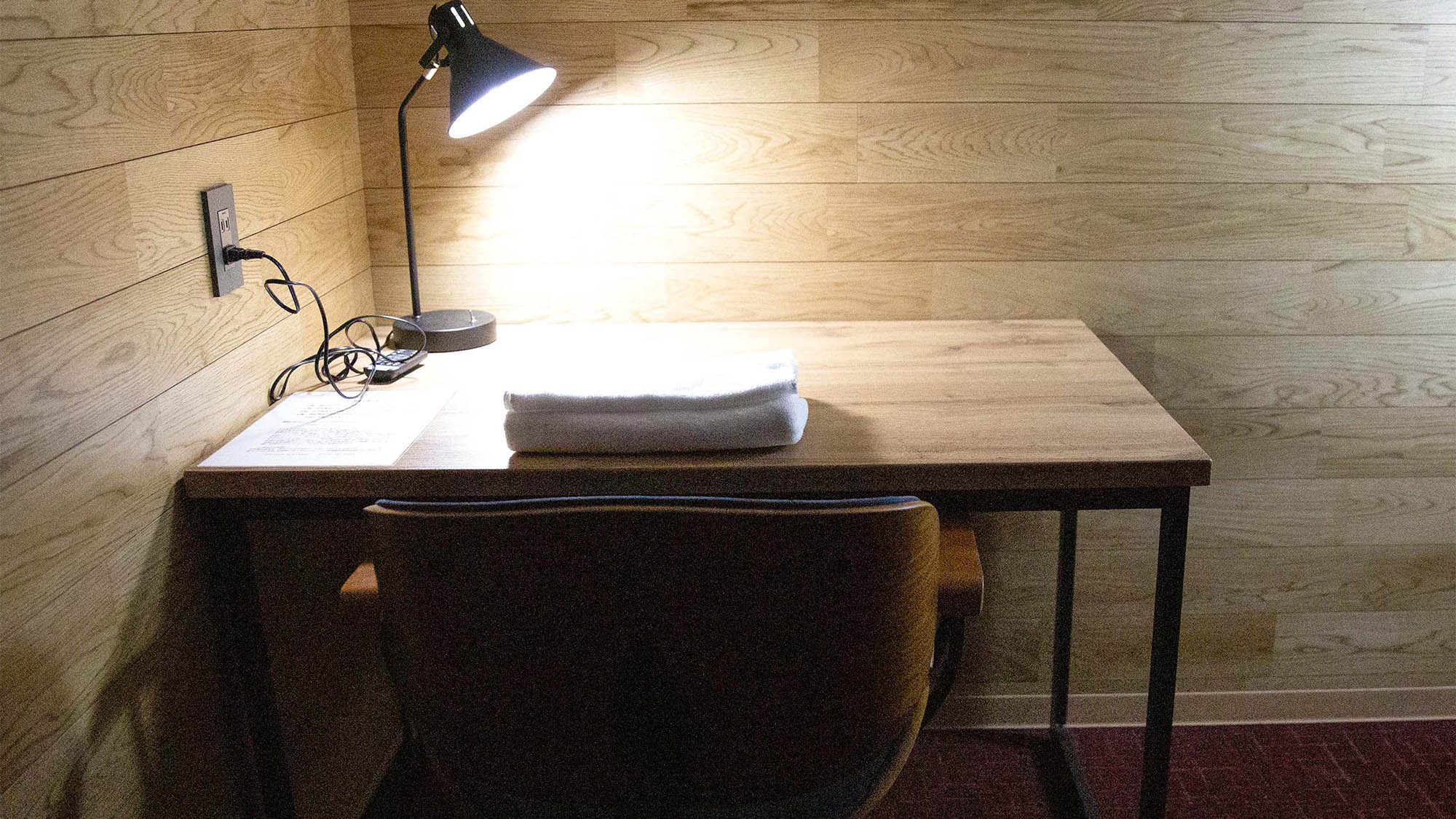 ・【女性専用デスク付メゾネット_3F】旅先でも快適に過ごせます。集中できるデスクスペース完備