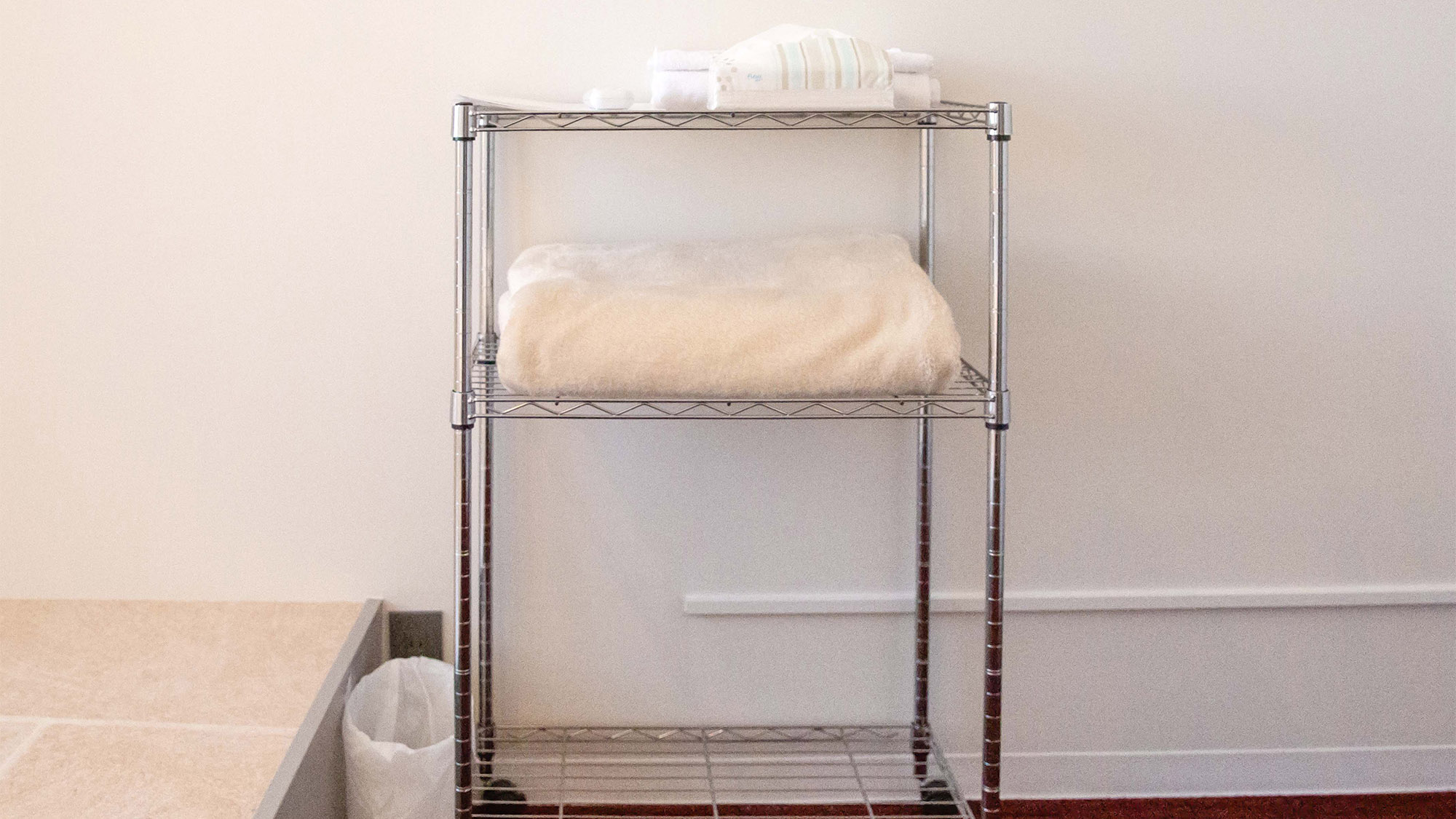 ・【女性専用デスク付メゾネット_3F】ラックを設置しています。荷物置きにご活用ください