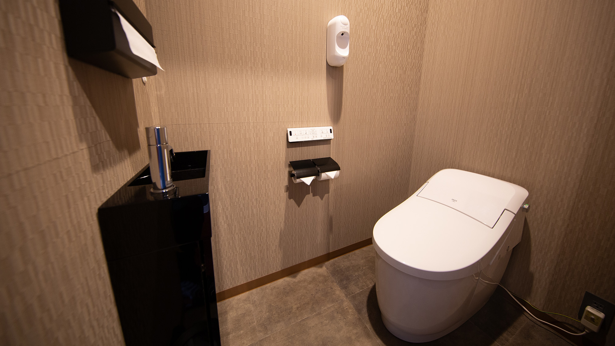 ・【共用トイレ_バスルーム】清潔感のある温水洗浄便座付トイレ
