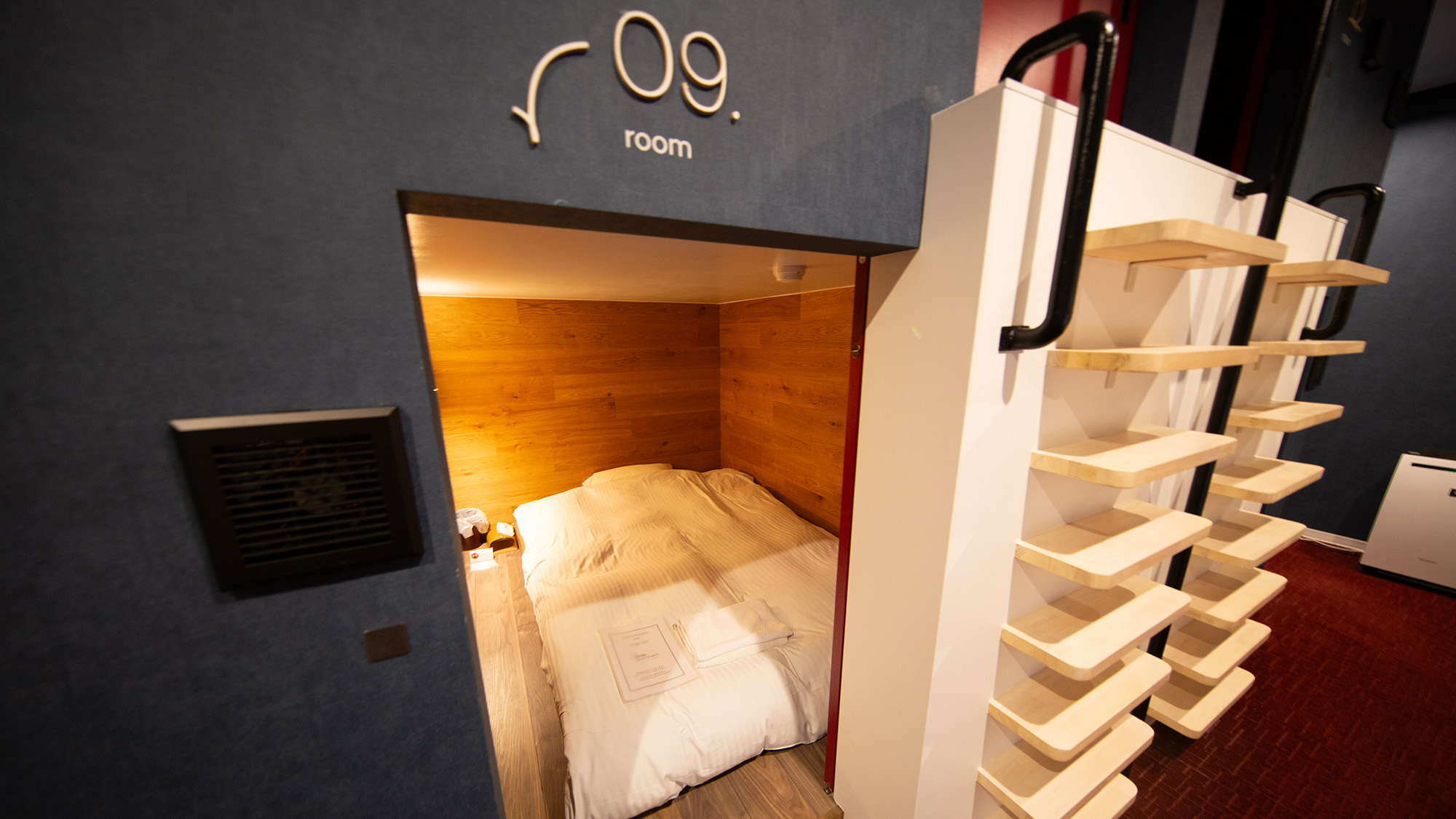 ・【男女兼用ドミトリー_2F】カプセルホテル形式のホステルとは思えない室内空間