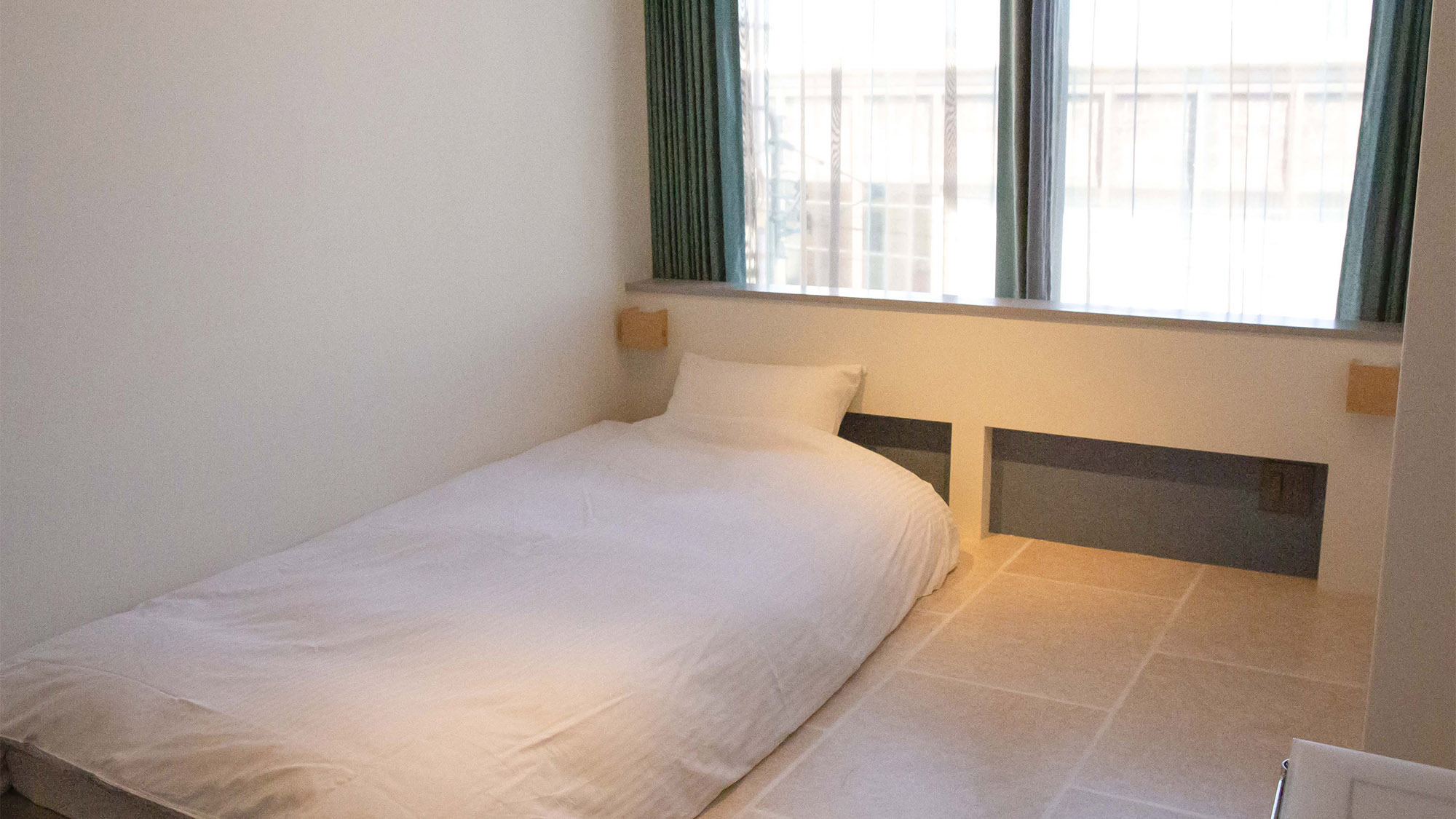 ・【女性専用デスク付メゾネット_3F】やさしい照明と上品な色合いでまとめたお部屋