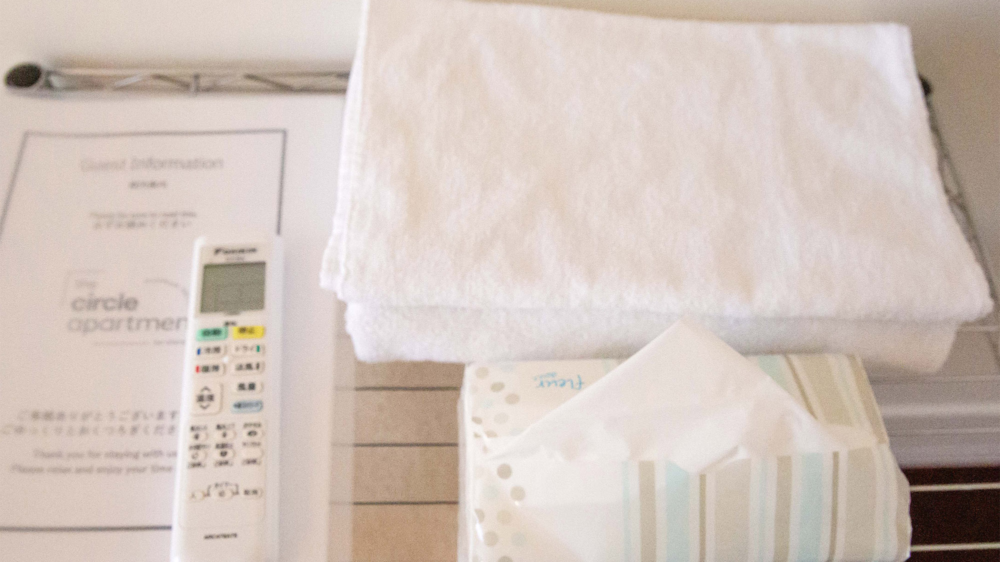 ・【女性専用デスク付メゾネット_3F】タオル、ティッシュ、リモコンはこちらにございます