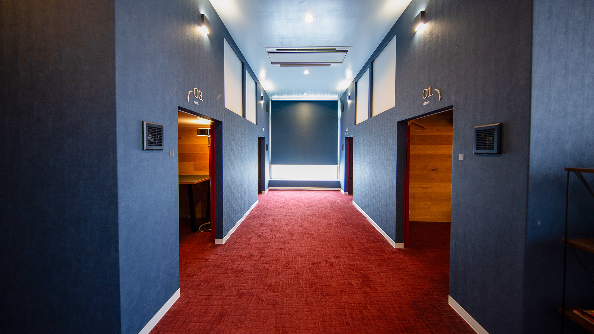 ・【3F通路】部屋と部屋の間隔や入口、通路も広いため、キャリーケースがあっても快適です