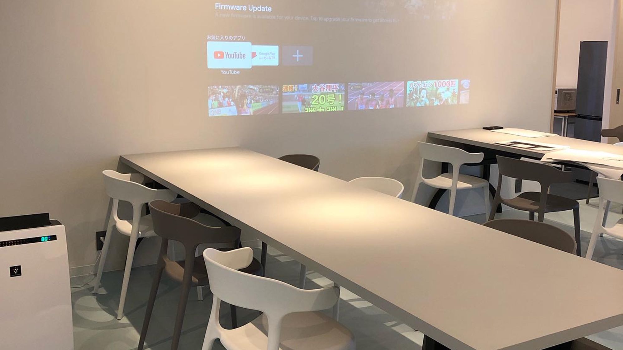 ・【4F共有スペース】広々コワーキングと共用キッチン。長期滞在も快適な4階です