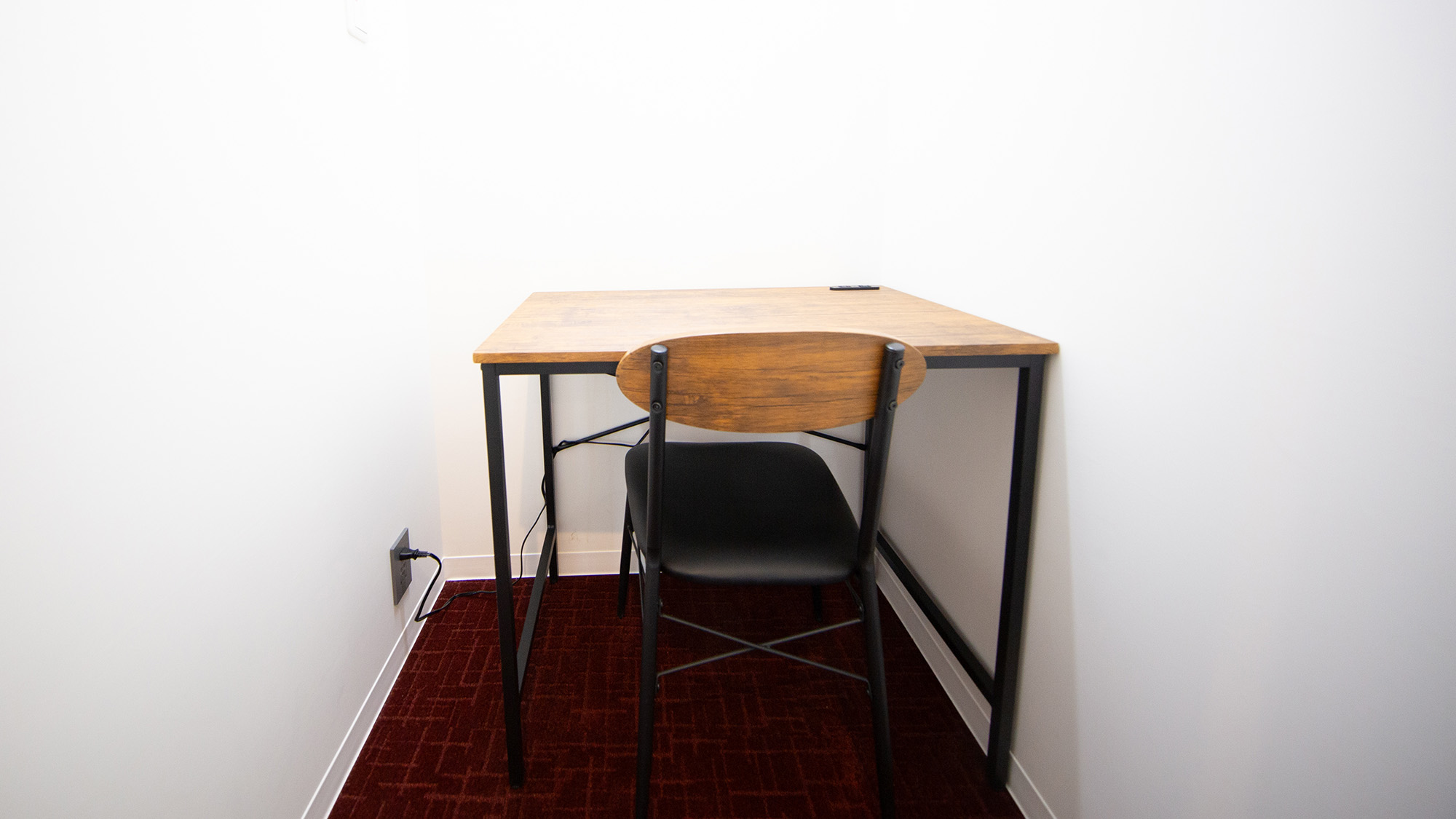 ・【個室デスクワークスペース_4F】周りを気にせず集中してビデオ会議ができる個室ワークスペース