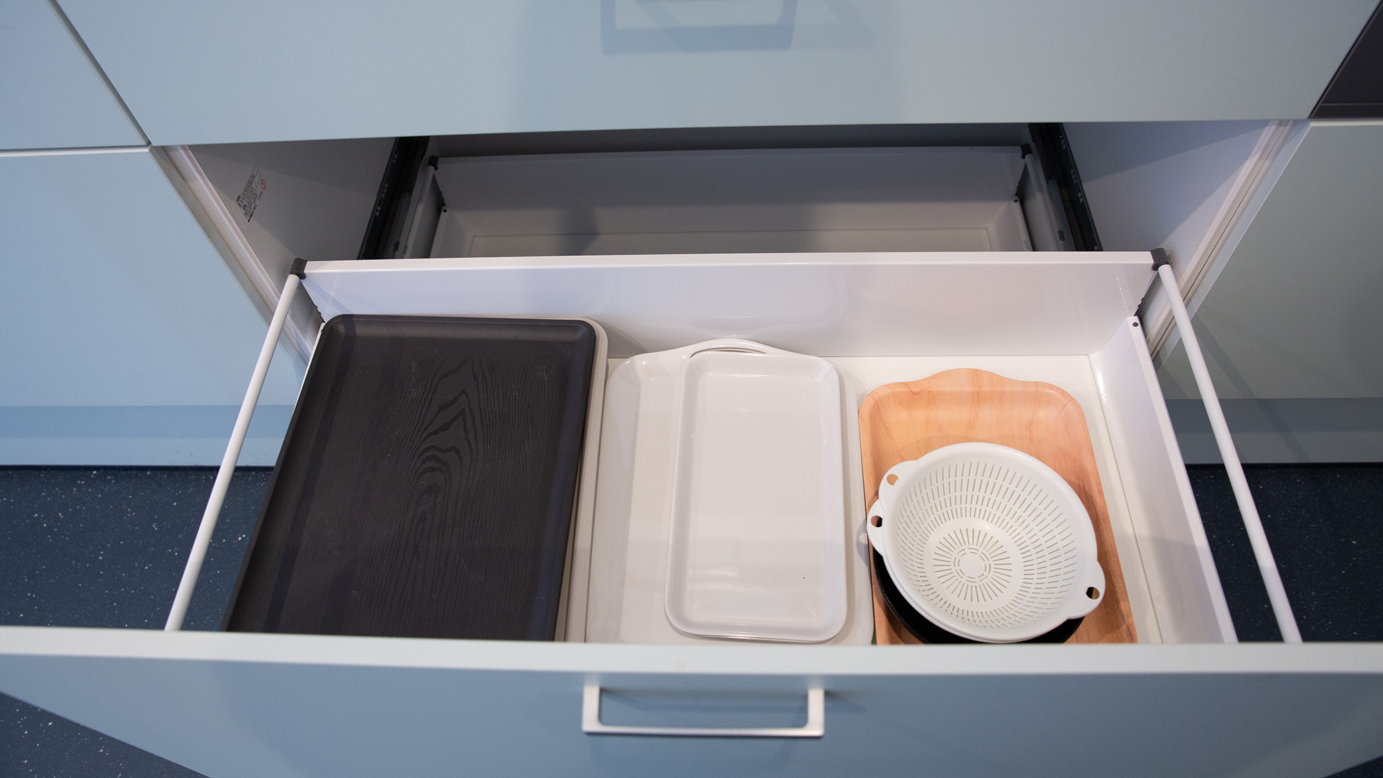 ・【共用キッチン_4F】トレイや長皿もあるのでパーティー形式に料理を盛り付けられます