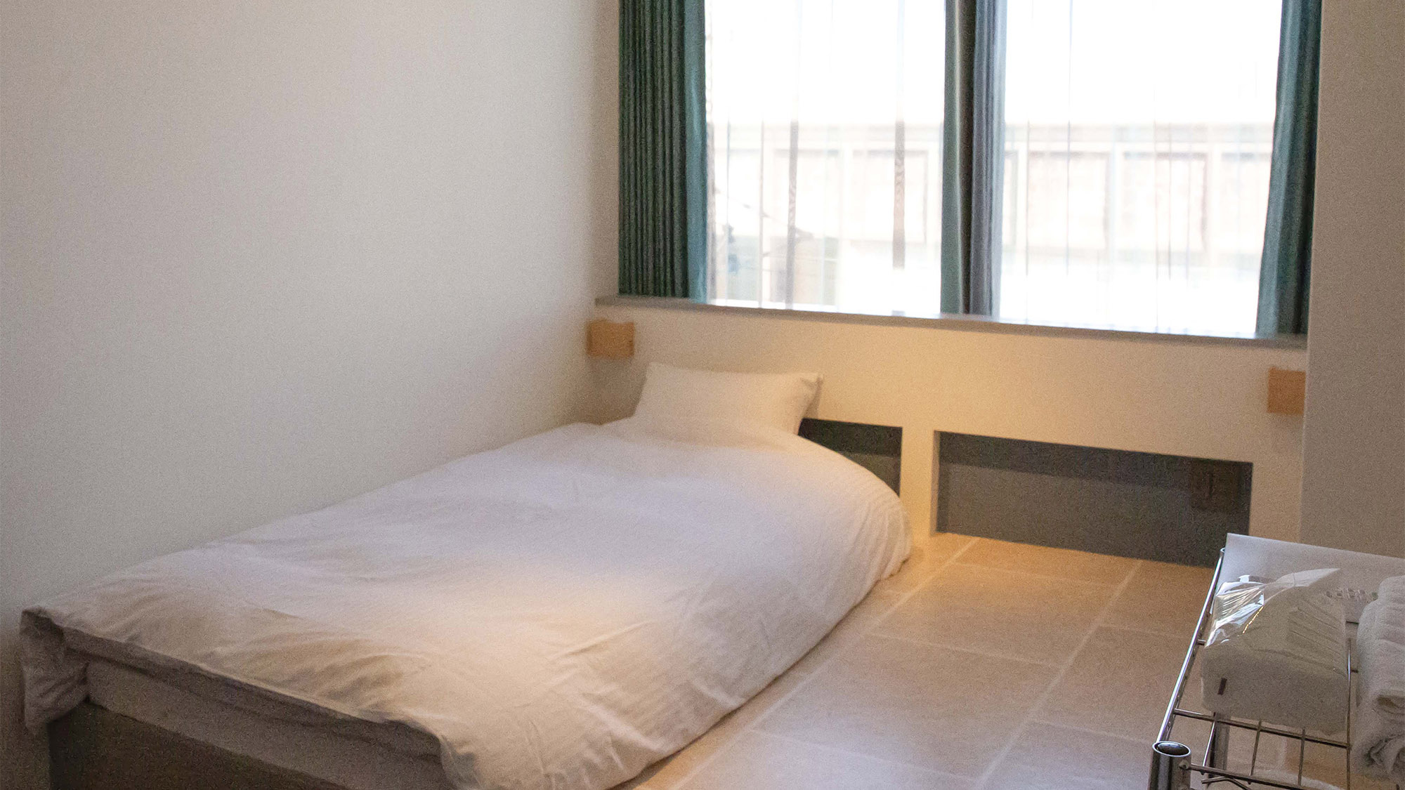 ・【女性専用デスク付メゾネット_3F】大きな窓からやわらかな日差しが入る開放感のある客室