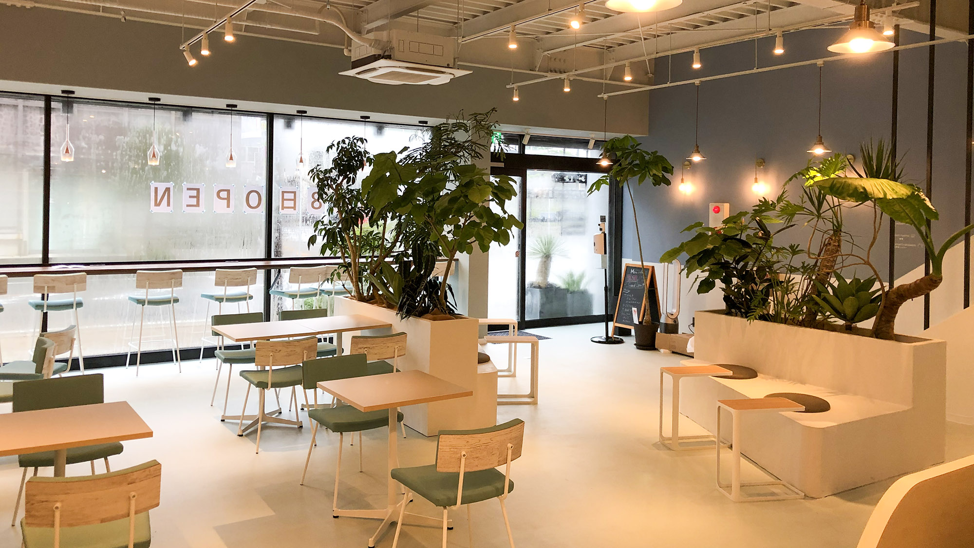 ・【バー・共有スペース】広いペースでリラックスしてお酒や軽食を楽しめます