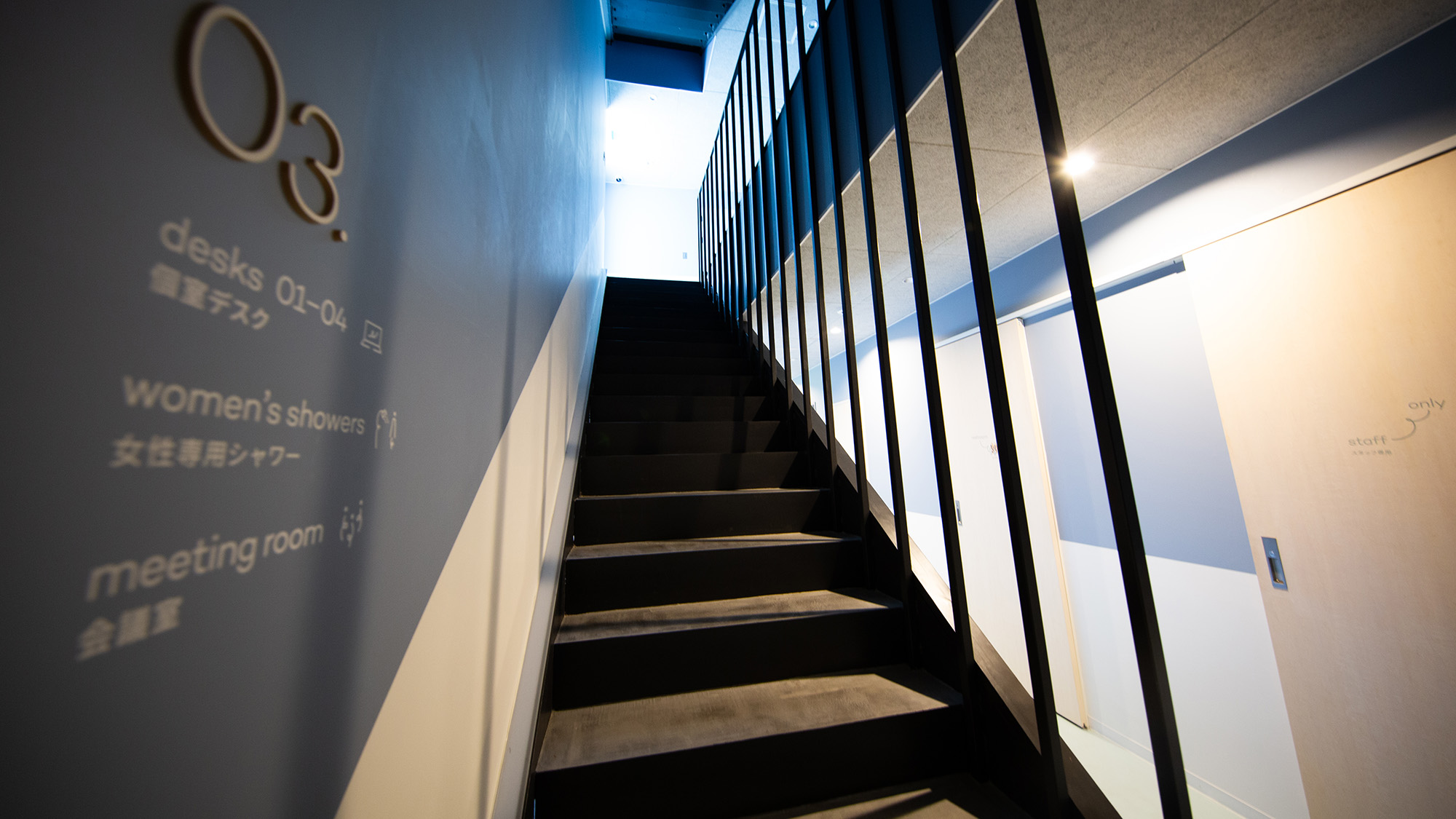 ・【階段・階案内】4階への共用キッチン、ラウンジへは階段で移動できます