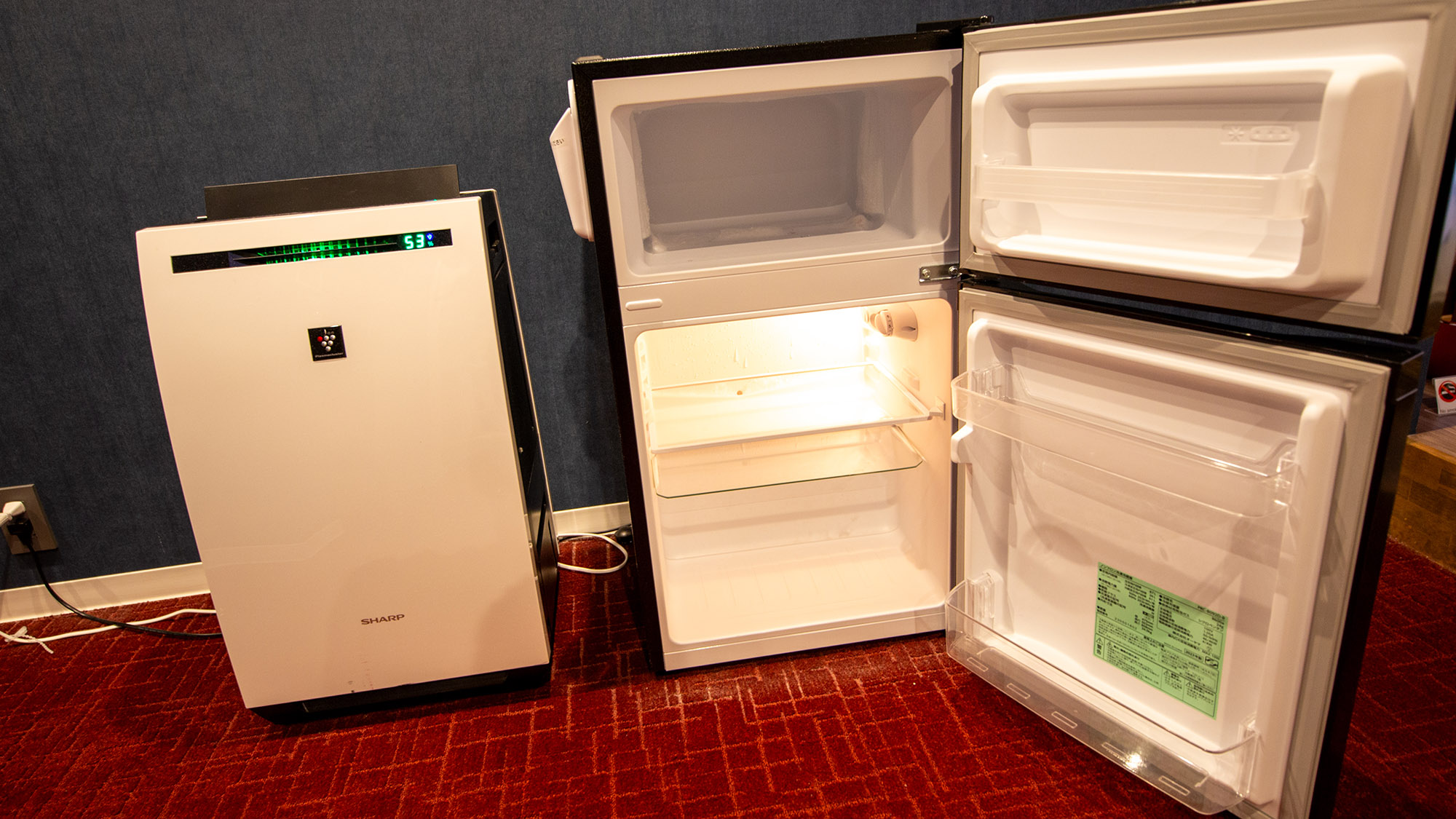 ・【男女兼用ドミトリー_2F】共用の小型冷蔵庫もご利用いただけます（4Fの冷蔵庫も利用可）