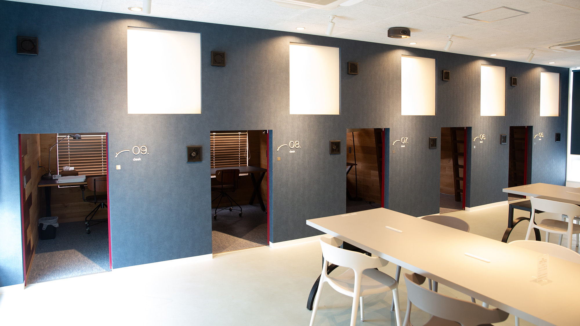 ・【4F通路・共有スペース】落ち着いた環境で集中。男女兼用コワーキングと共用キッチン完備