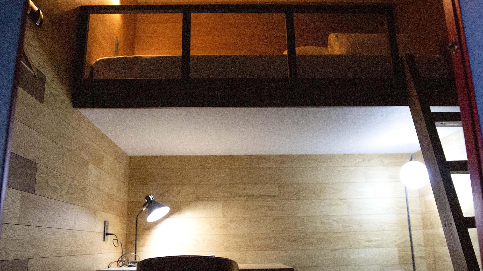 ・【女性専用デスク付メゾネット_3F】ひと息ついたらすぐ作業。旅と仕事を両立できる空間