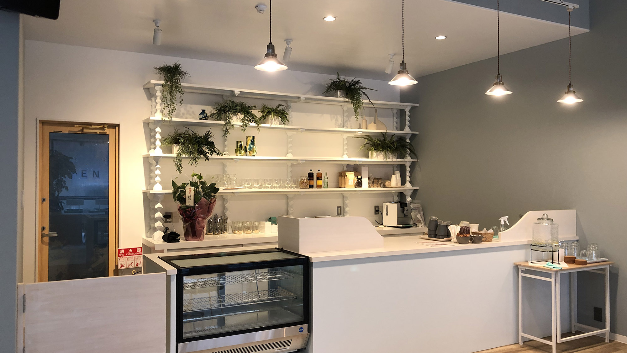 ・【バー】一般客の利用もあるバーでお酒、軽食が楽しめます（17:30～24:00、木曜休）