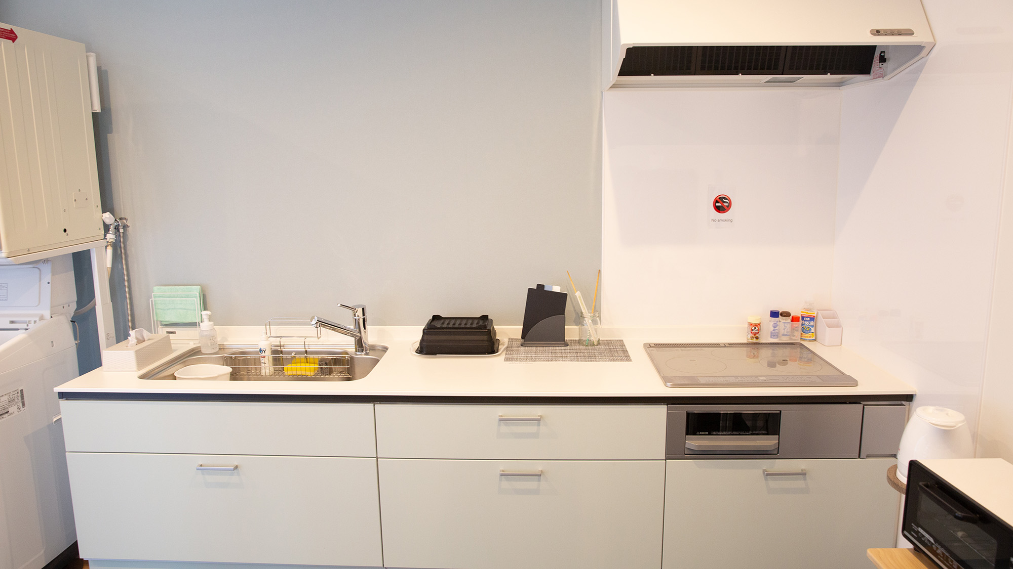 ・【共用キッチン_4F】清潔感のあるキッチンスペース。引き出しにお皿やグラス、ラップなどあります