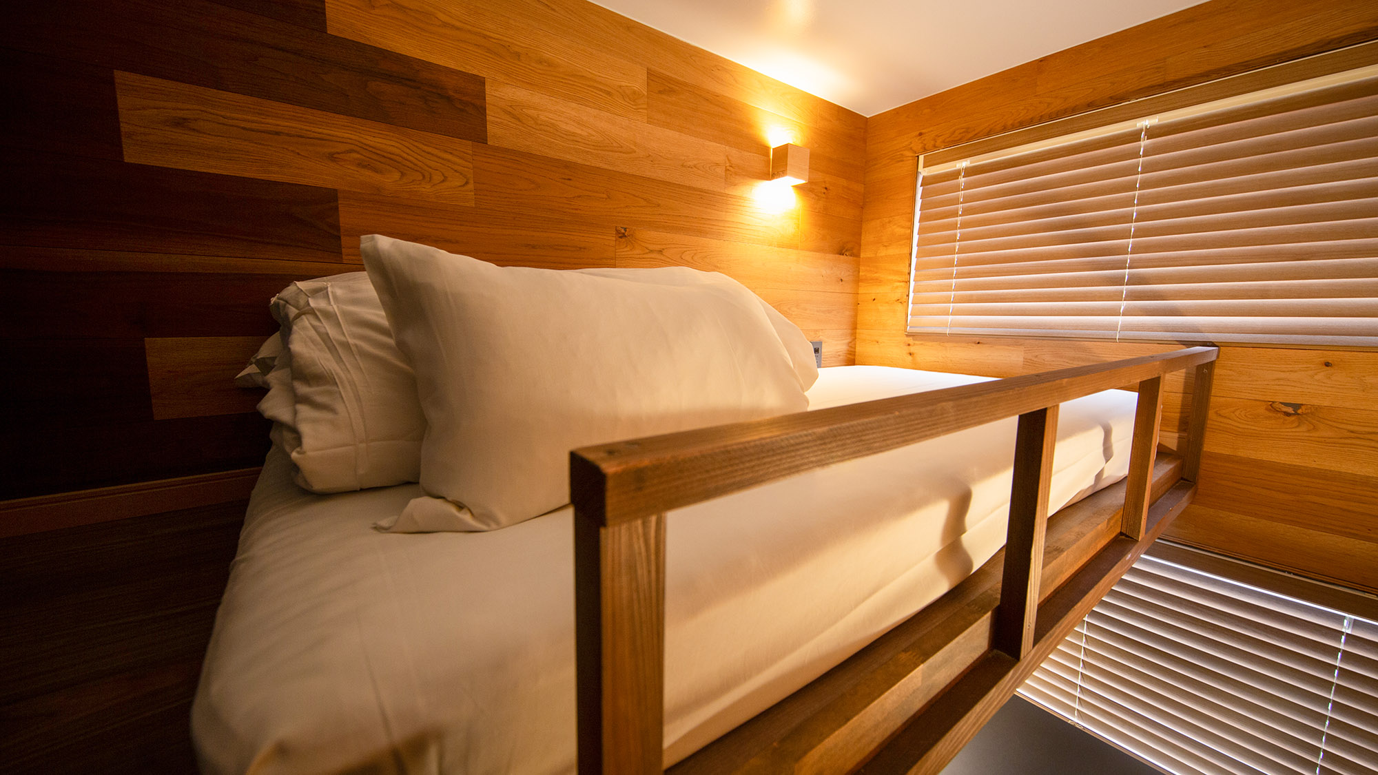 ・【男女兼用デスク付メゾネット_4F】プライバシー重視のドミトリー。広々セミダブルとデスクで快適滞在