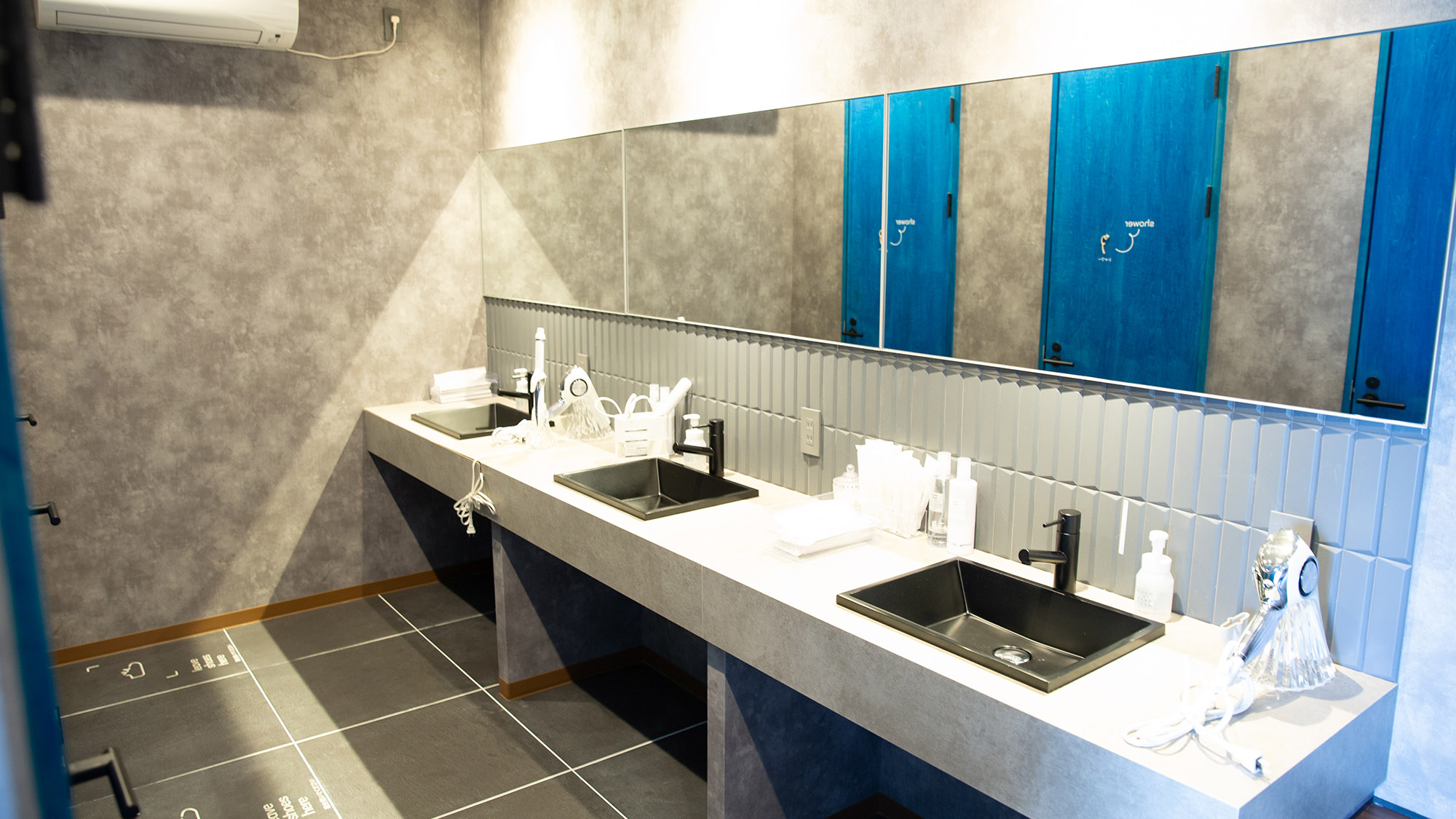 ・【女性専用シャワールーム】女性には嬉しいヘアアイロンや敏感肌にも優しいアメニティもご用意