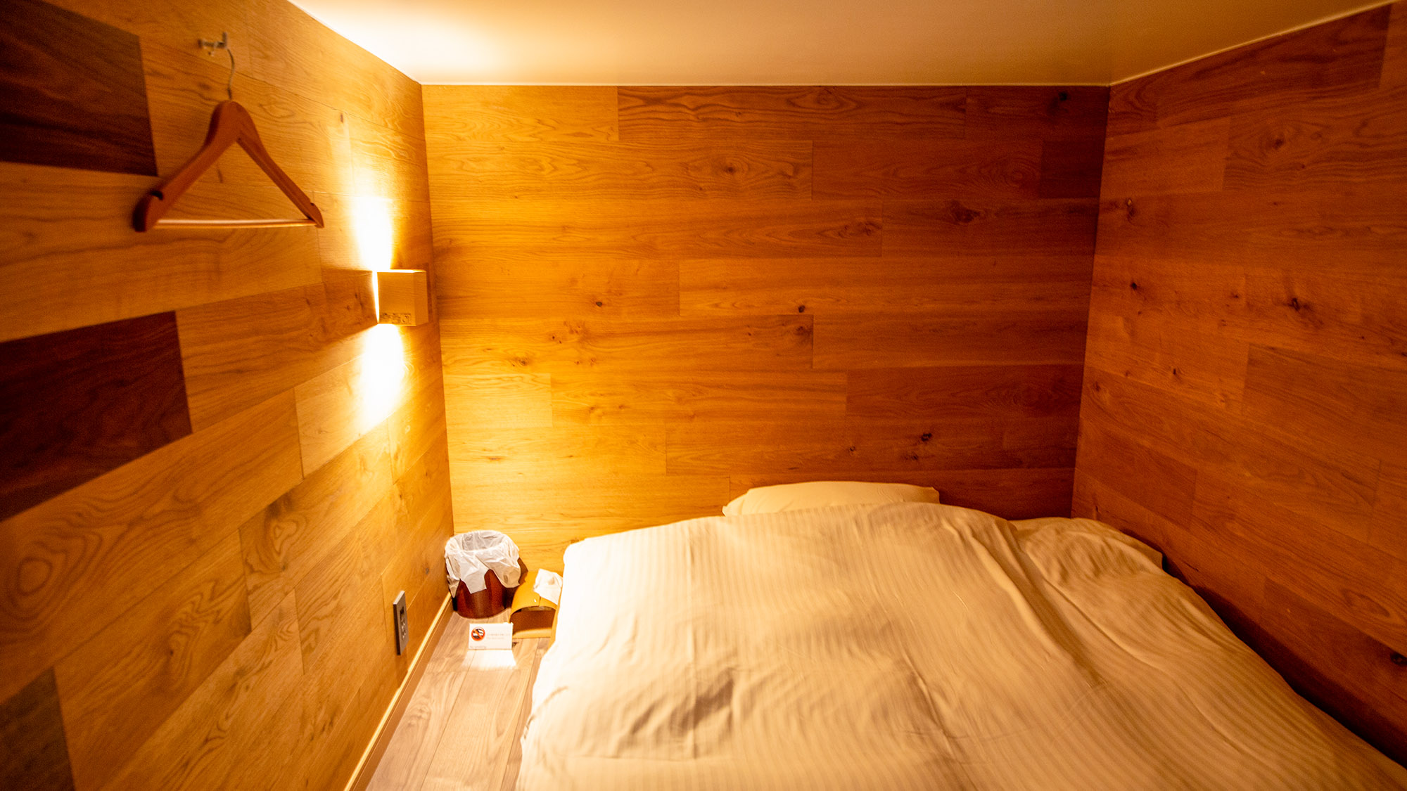 ・【男女兼用ドミトリー_2F】シンプルで機能的な滞在を求める方に最適です。自由と快適さを同時に体験