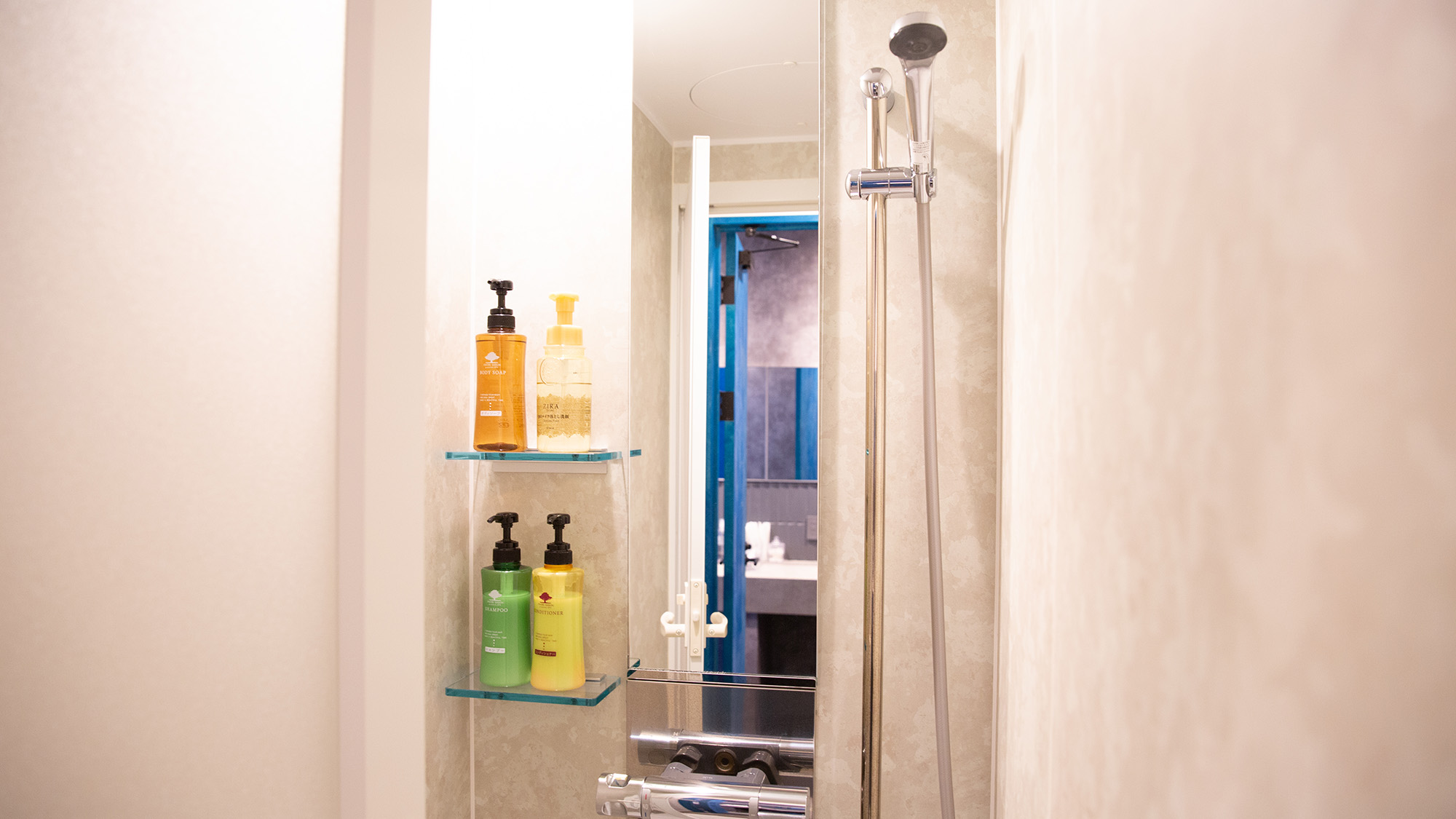 ・【女性専用シャワールーム】清潔感のあるシャワールームにシャンプーなど完備