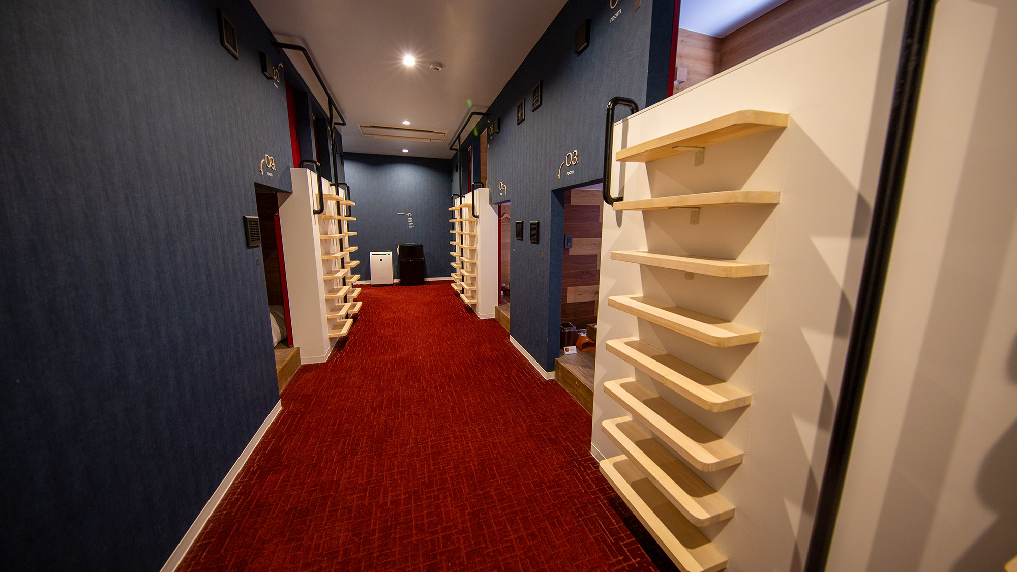 ・【男女兼用ドミトリー_2F】通路が広いため、荷物が大きめでも広々通れます