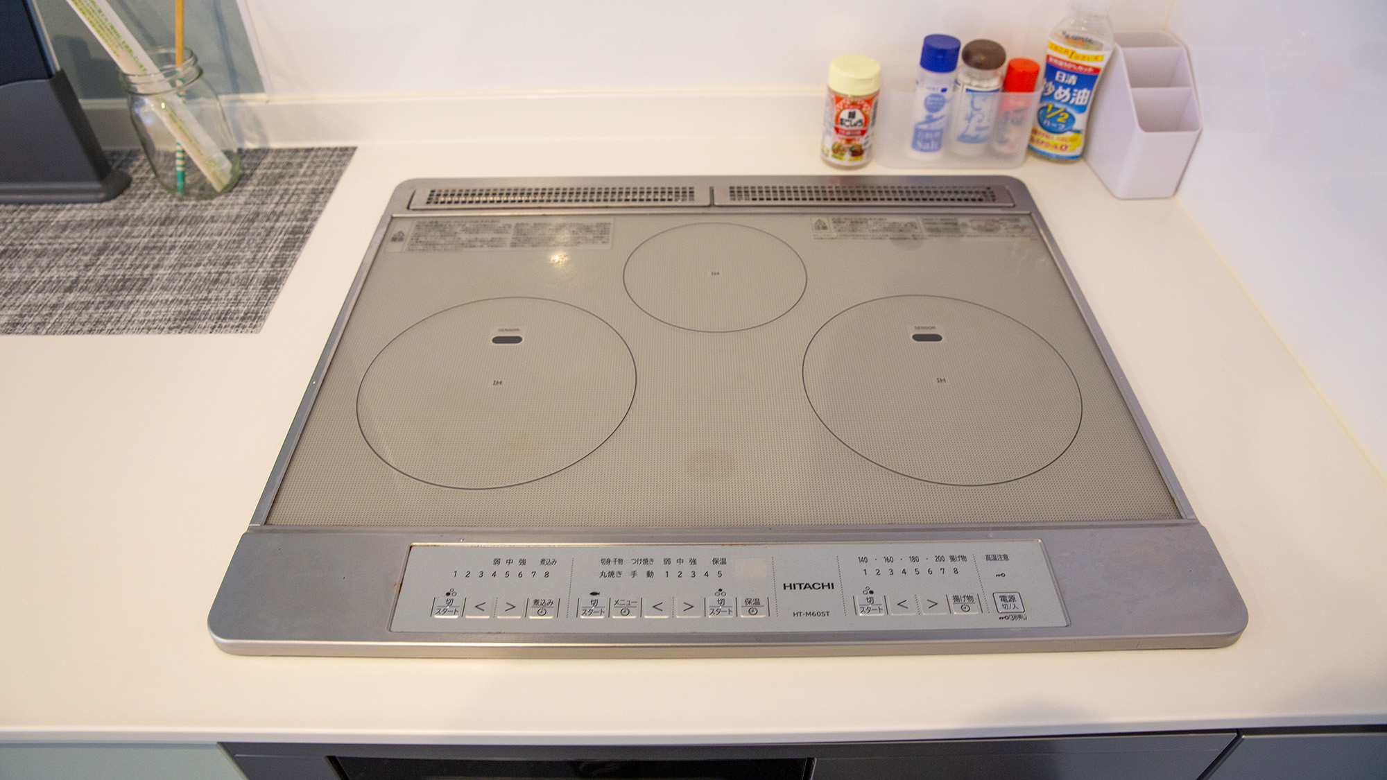 ・【共用キッチン_4F】3口のIHコンロ、グリル・コンロが使えます。塩コショウなどの調味料あり