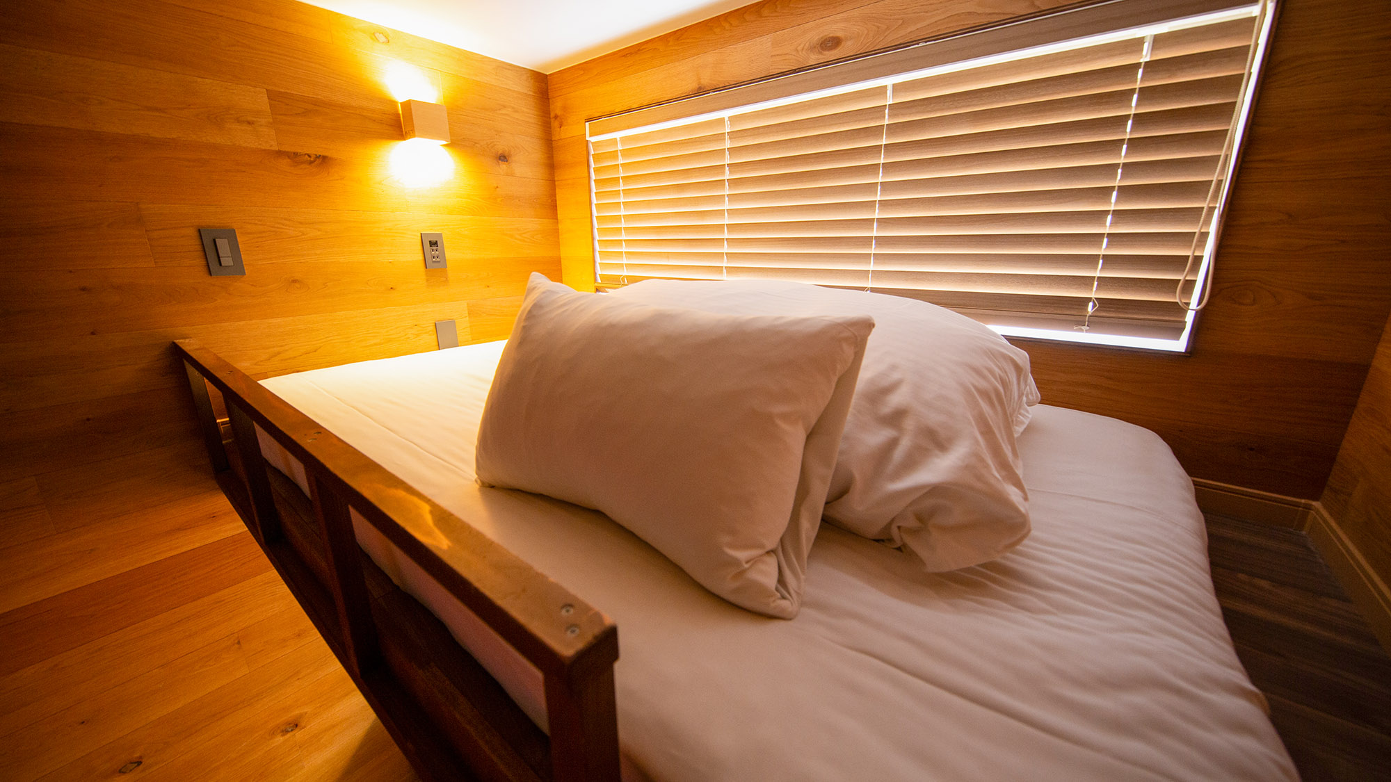 ・【女性専用デスク付メゾネット_3F】快適セミダブルでリラックス。集中できるコワーキングルームです