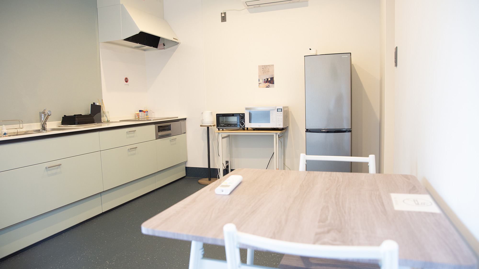 ・【共用キッチン_4F】盛り付け時、食材置き場としてテーブルもご利用ください
