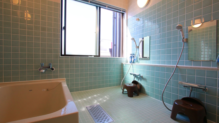 【共同浴室】当館のお風呂は一か所です。男性と女性のお客様の具合で入浴状況が変わります。