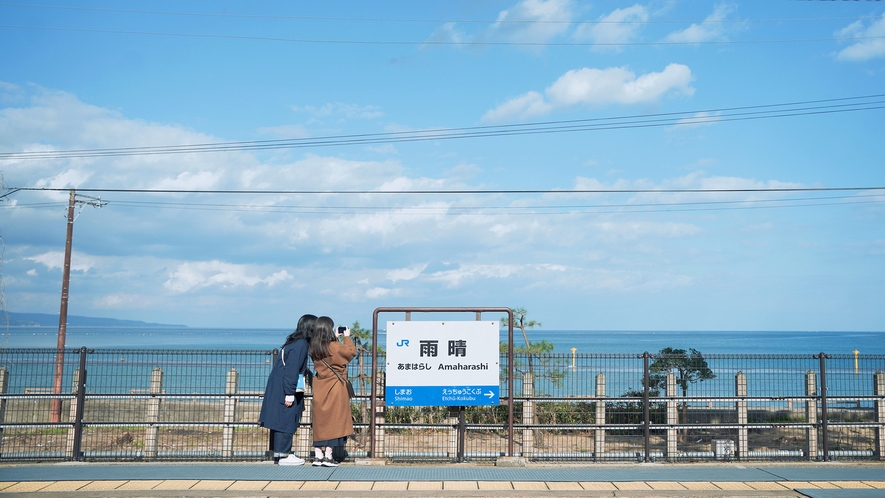 雨晴駅を降りれば、海と空がどこまでも青く広がっています。