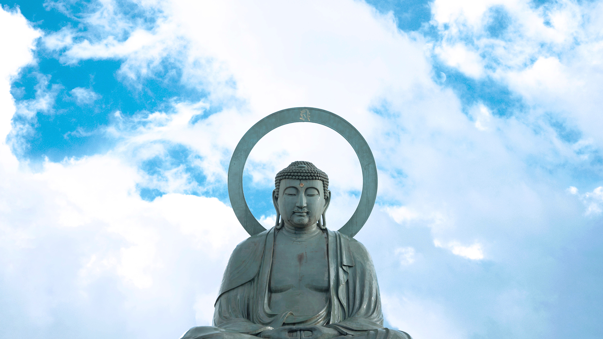 【高岡大仏】青空にすっきりと映える青銅の大仏さん。