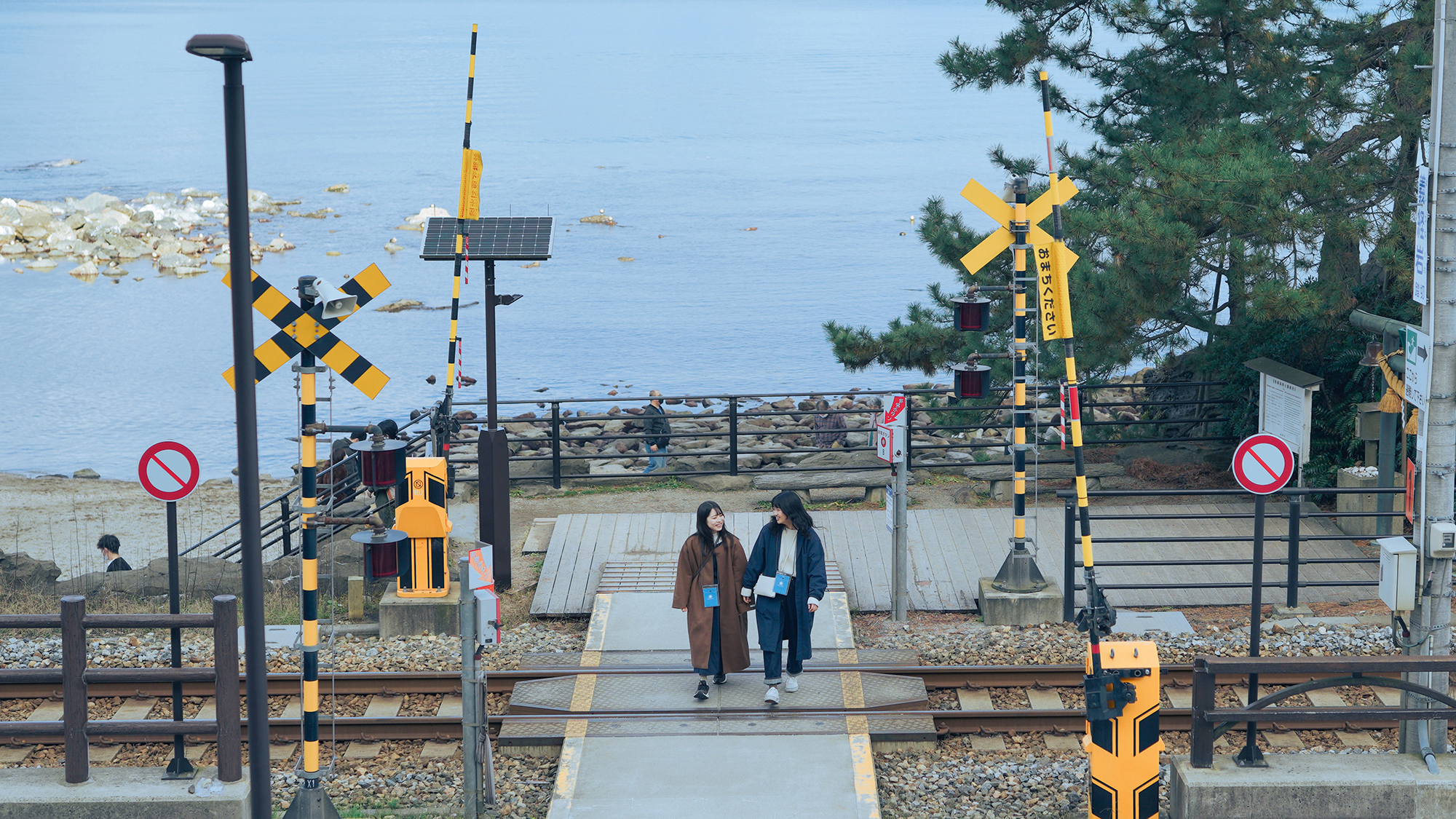 道の駅のデッキから望む海沿いのローカル列車