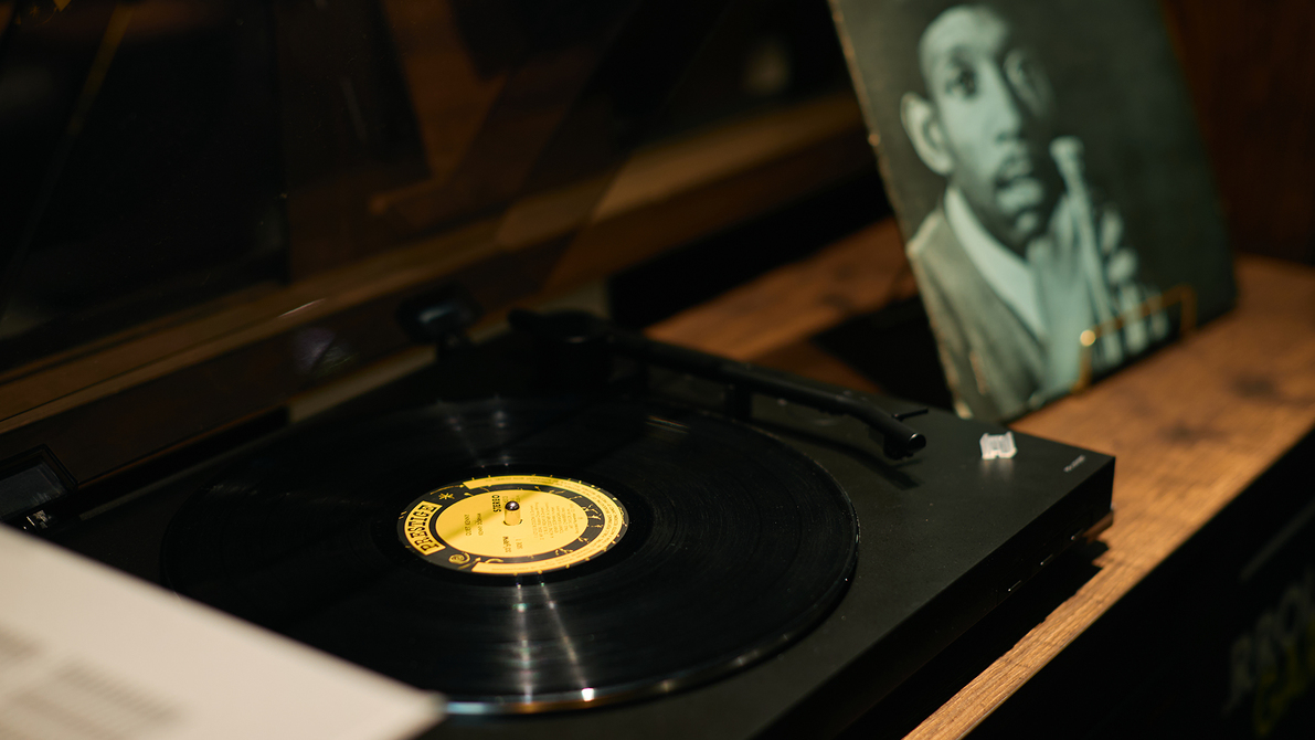 【バーラウンジ】懐かしいレコードが並びます