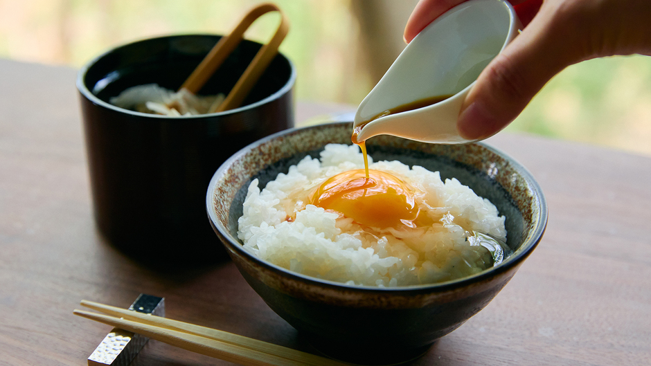 【朝食】たまごかけご飯はかつお節と一緒に