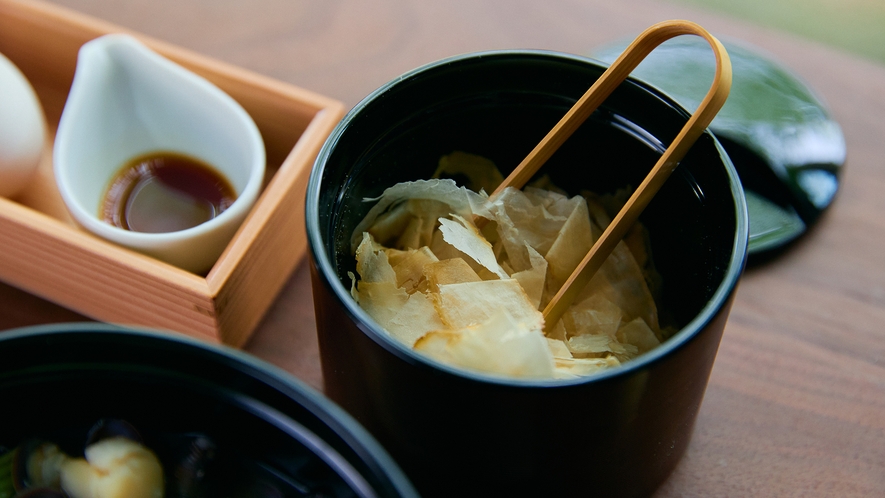 【朝食】かつおぶしをかけてお愉しみいただけます　※一例