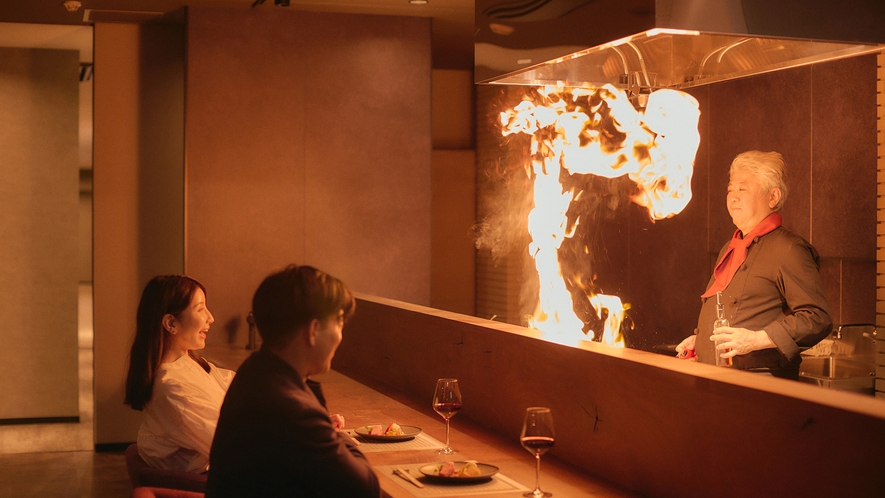 【レストラン】メインは目の前で焼き上げるステーキ　※イメージ
