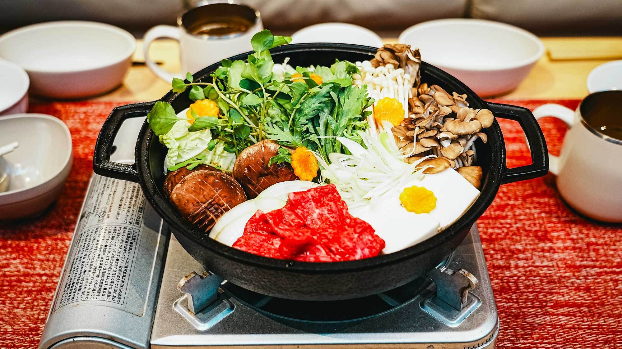 【放牧あか牛のすき焼き】肉のうまみがじゅわ〜っとお口に広がる♪至福のごちそうを部屋食で堪能（2食付）