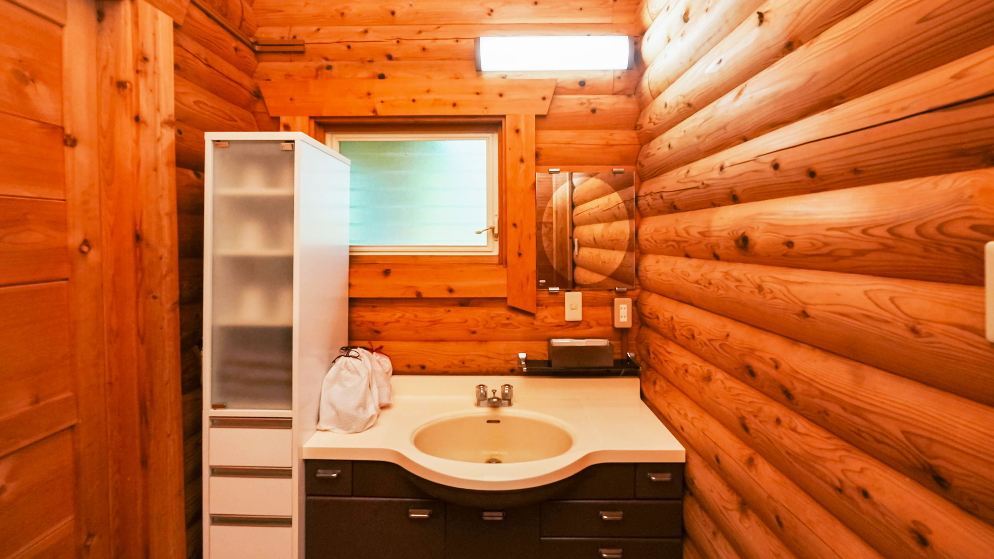 【Marigold】広々とした明るい脱衣所。複数人でご利用いただけます。