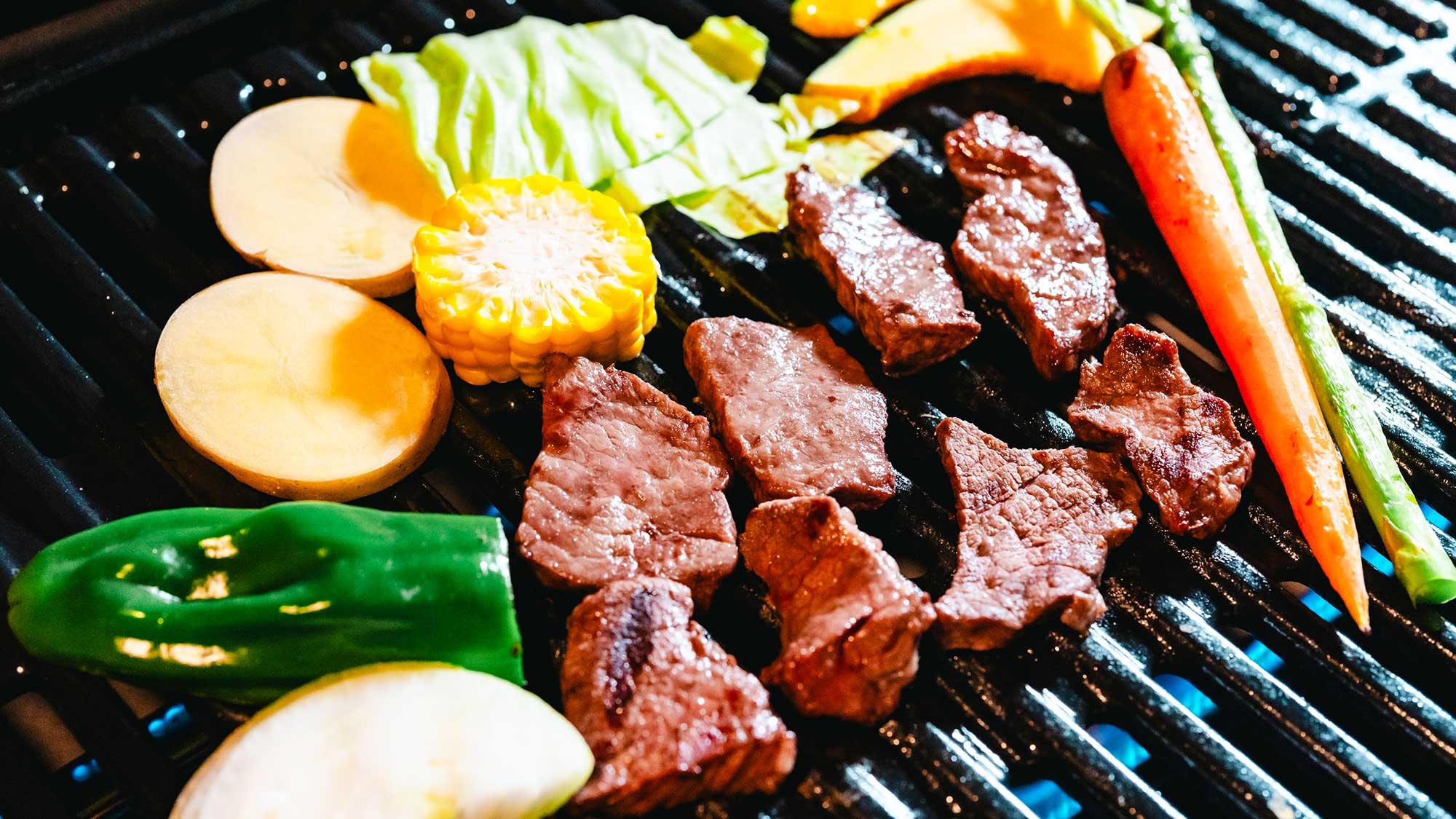 【ご夕食／BBQ】お好きなタイミングでみんなでわいわい！楽しく調理してお召し上がりください。
