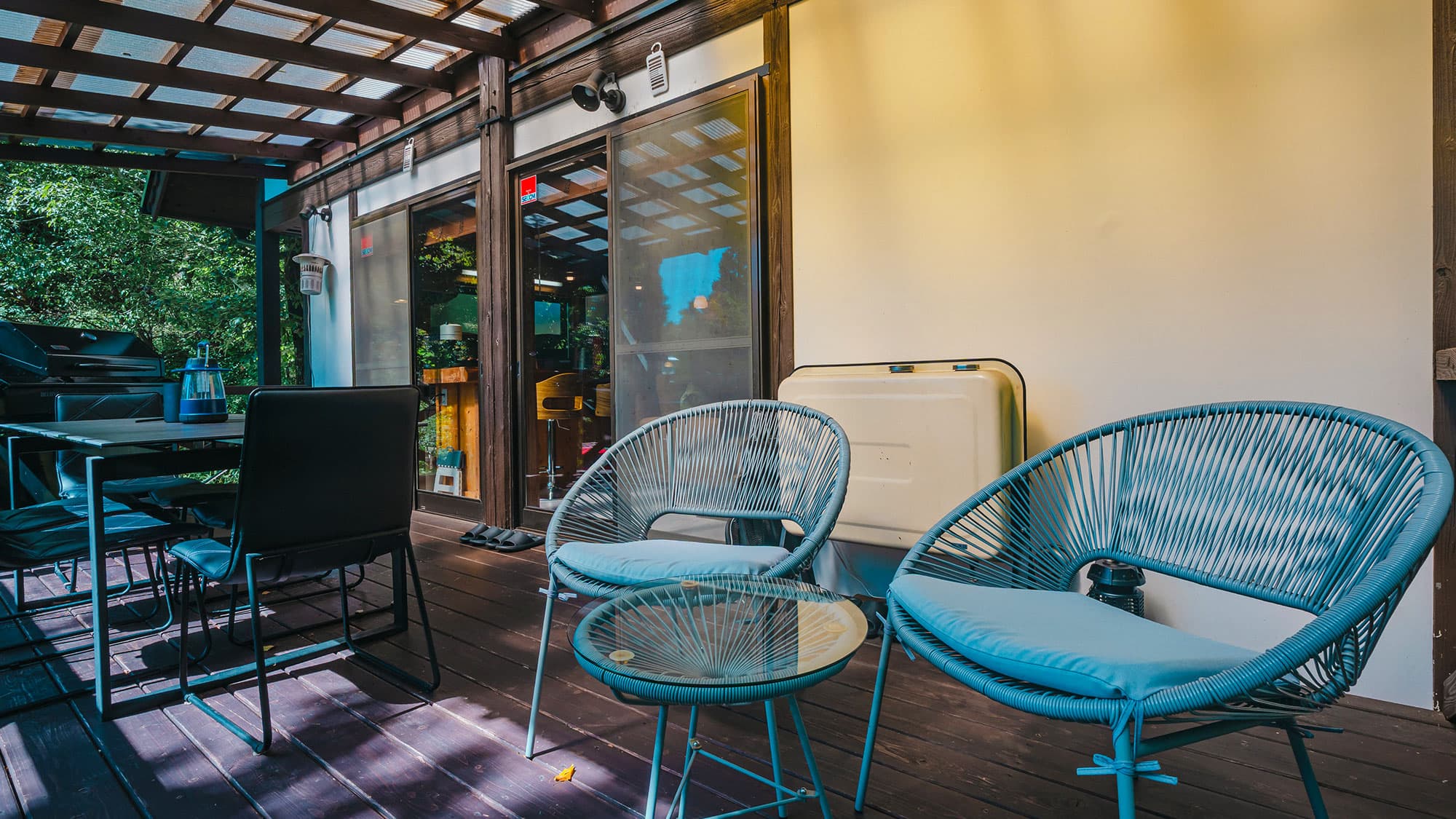 【森の樹木】デッキチェアもご用意しております。景色を眺めながらごゆっくりとお寛ぎください。