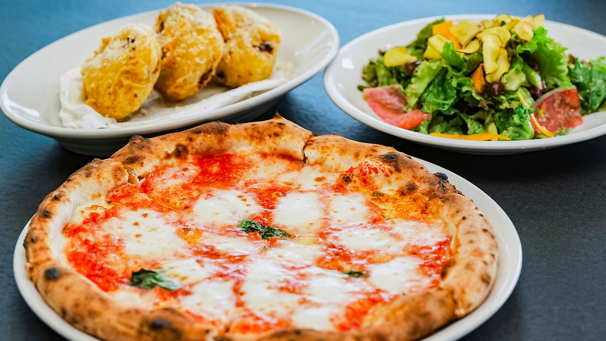 【周辺観光】ピッツァの他にも鉄板焼き、パスタなど本格イタリアンメニューを豊富にご用意しております。