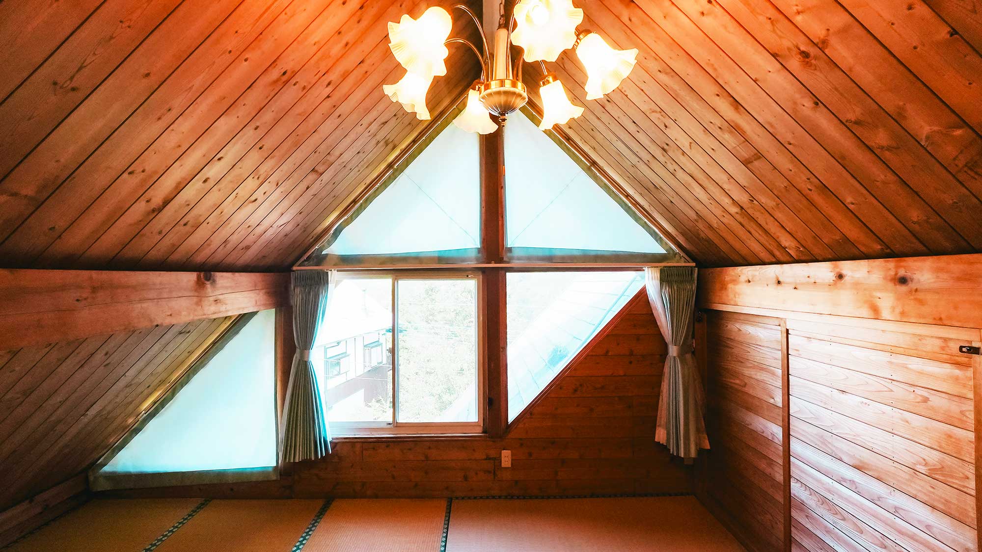 【Marigold】壁一面の窓がロフト内を明るく照らします。