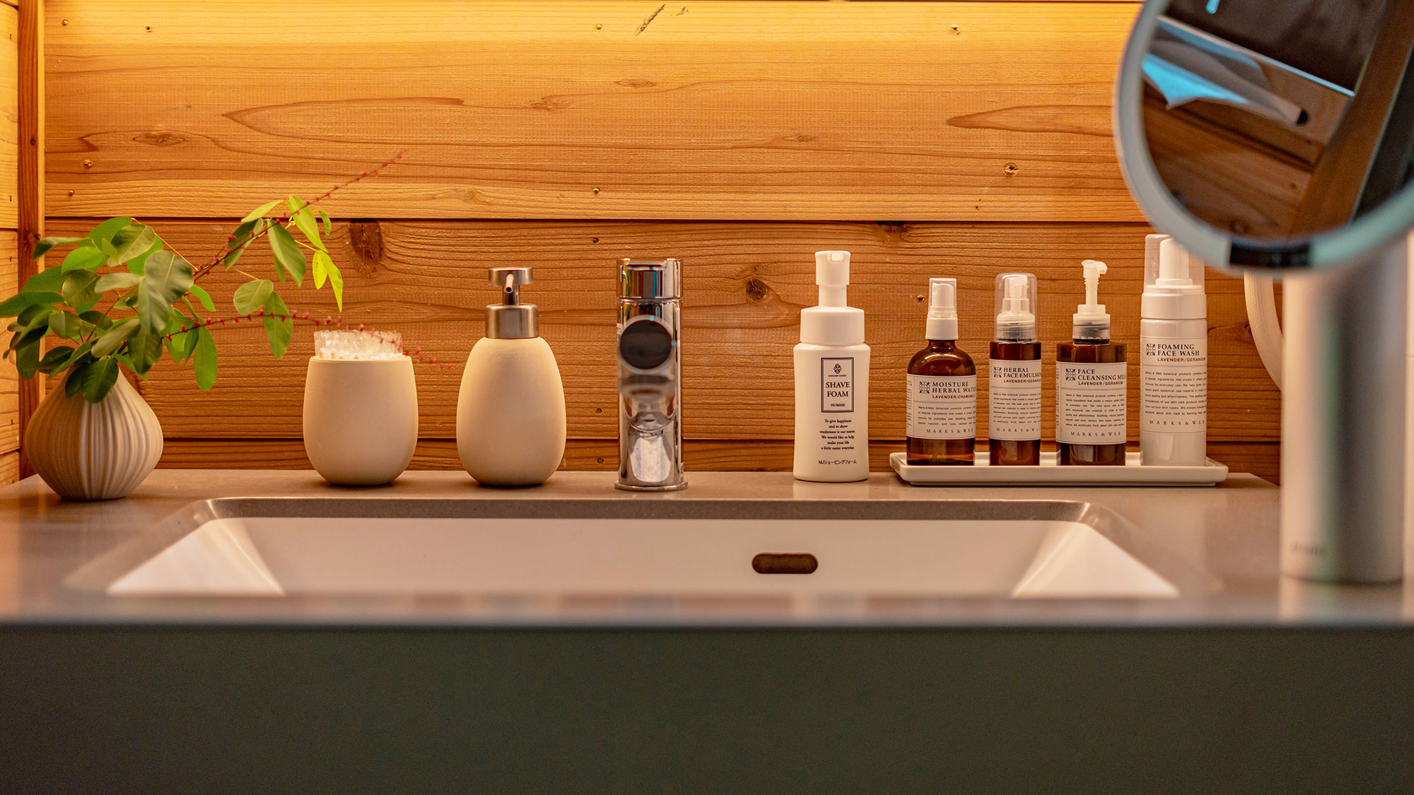 【森の樹木】広々とした洗面スペースでお支度も楽々。MARKS&WEBのスキンケアをご用意しています。