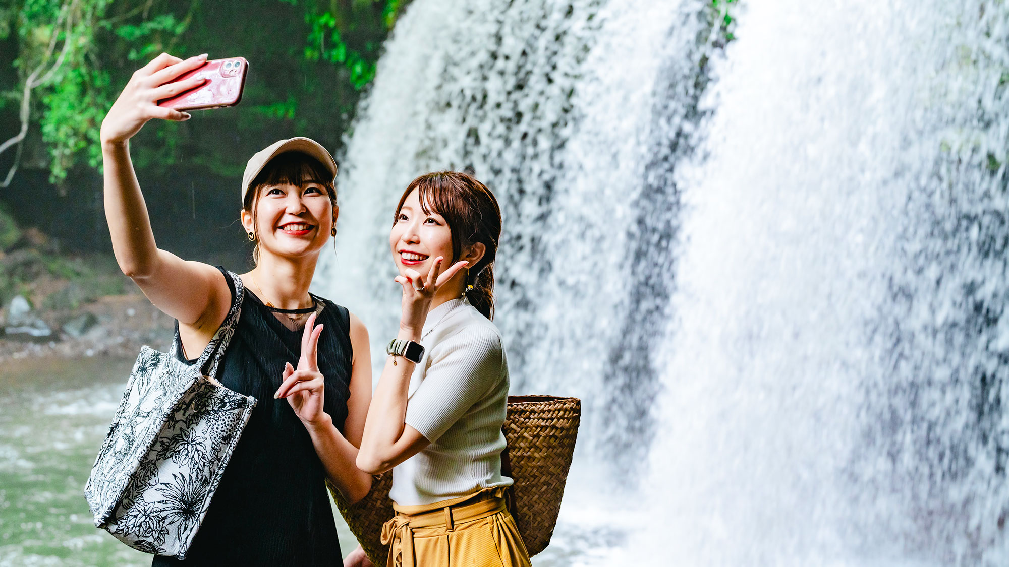 【周辺観光】川のほとりで滝を間近に見ることができるので、記念写真にもピッタリ。