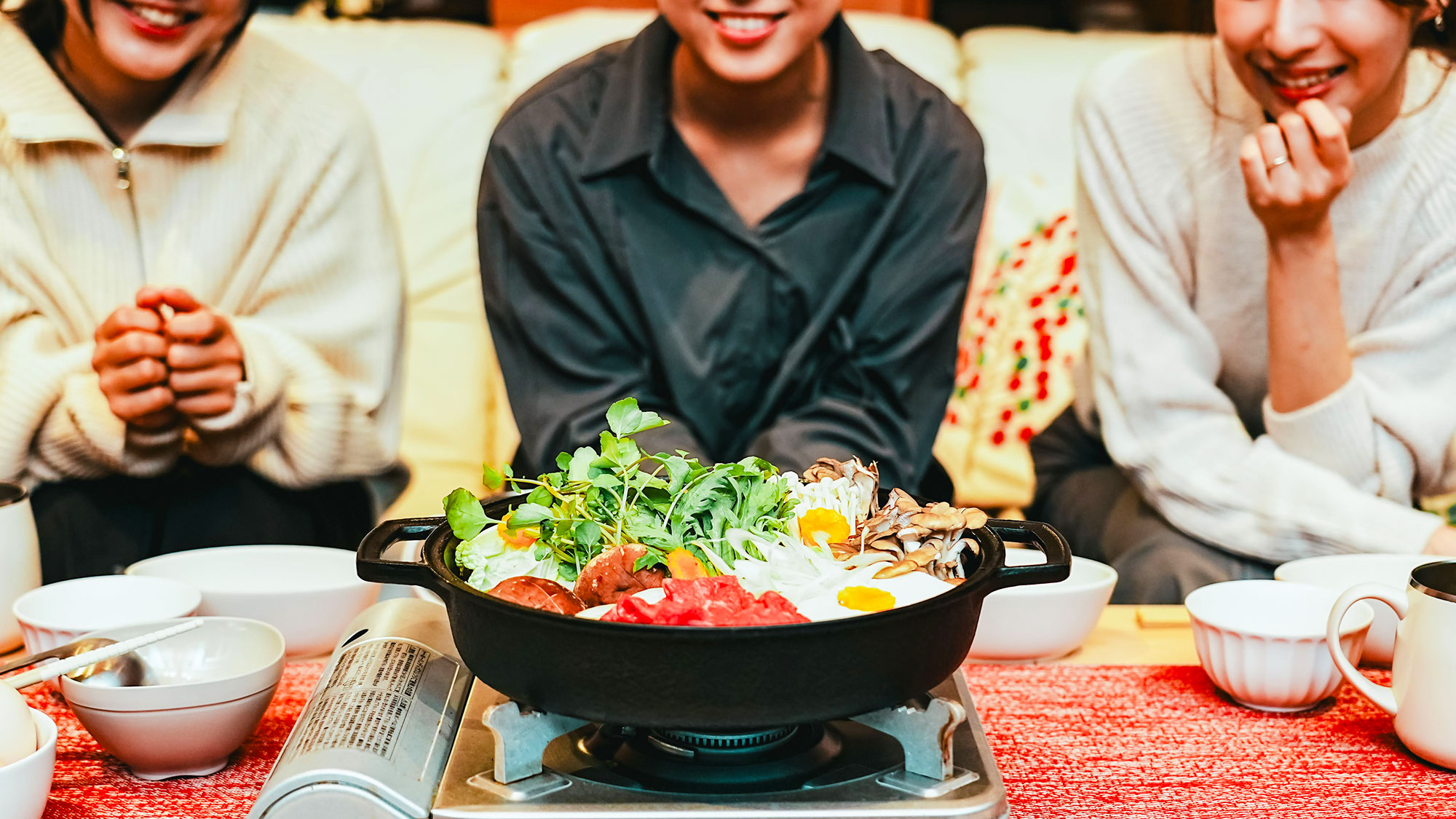 【ご夕食／すき焼き】お鍋が出来上がるのを待つ時間も食事の醍醐味のひとつです。