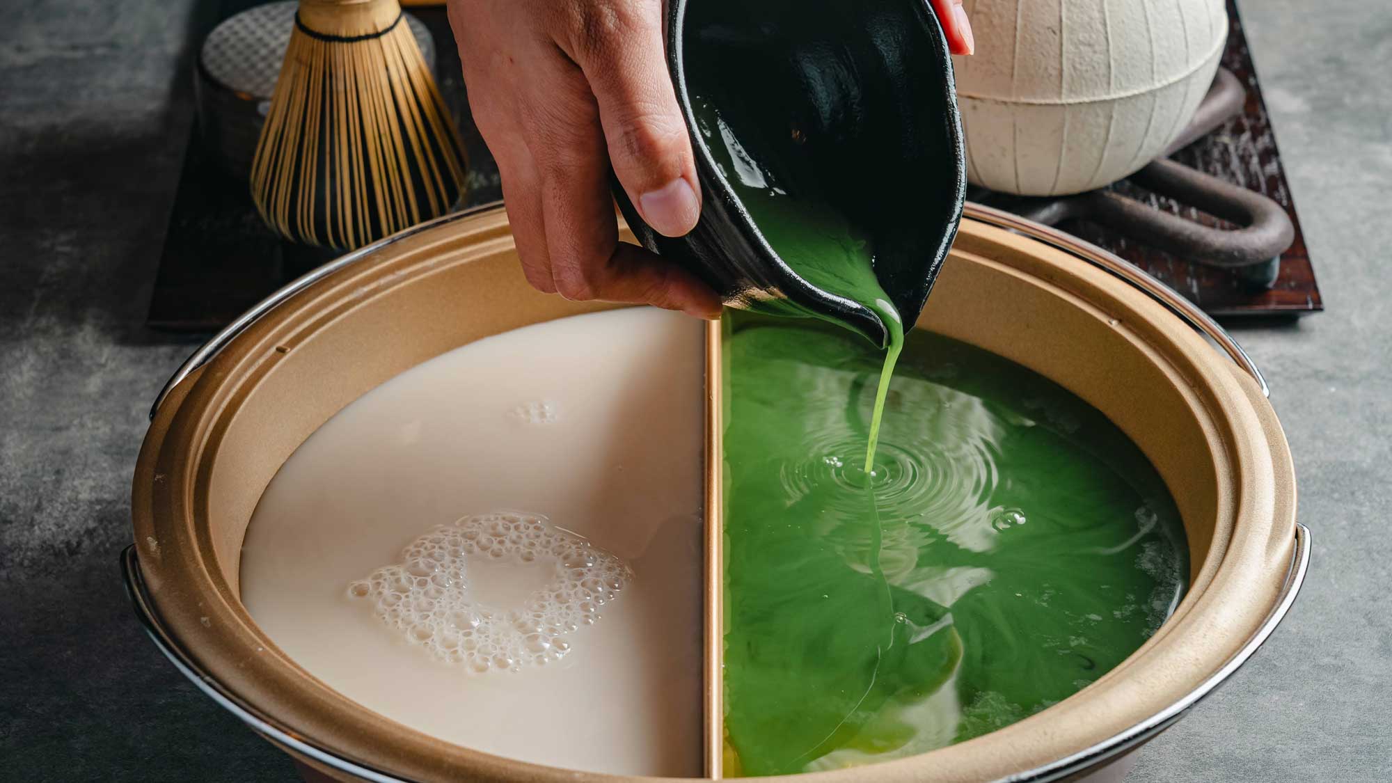 【おおいた和牛の二色鍋】実際にお客様で点てていただいた抹茶を使う八女抹茶鍋がイチオシ！