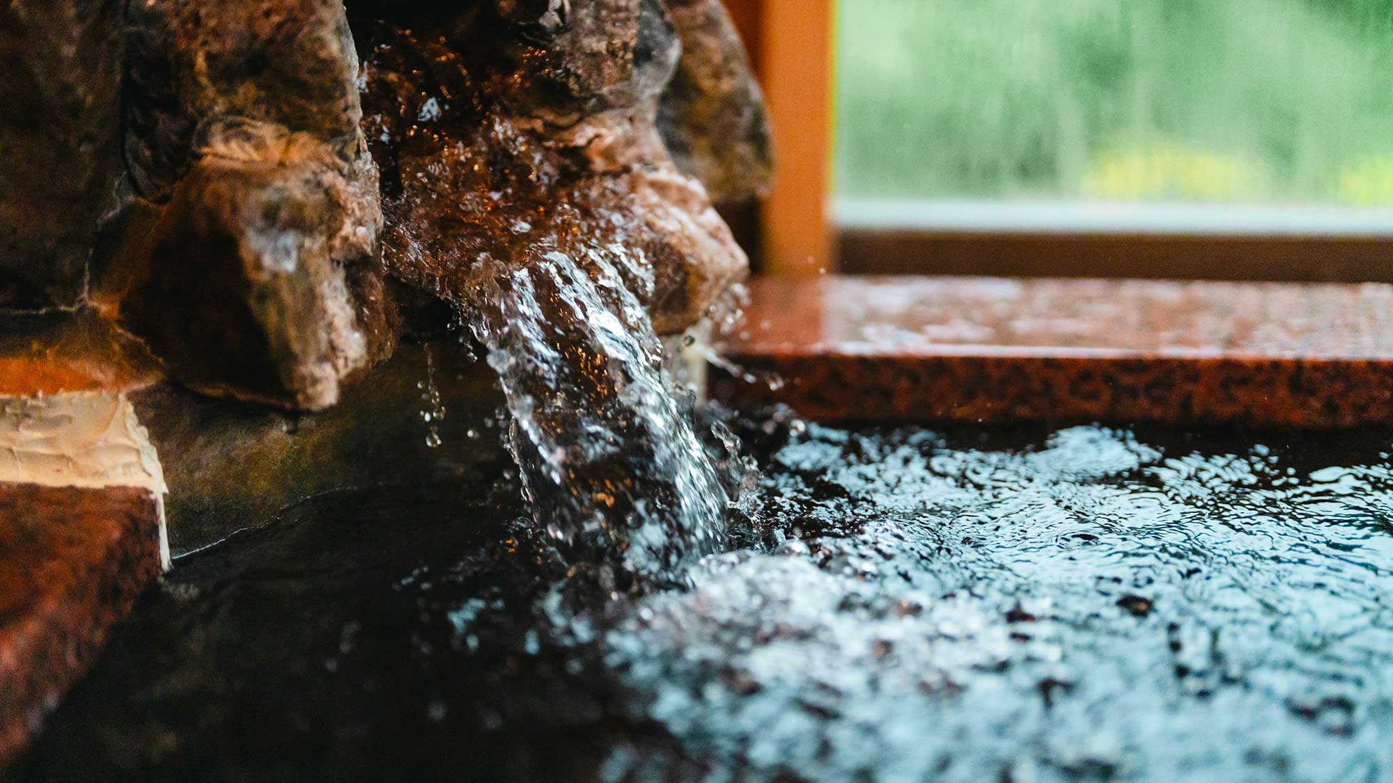 【LuluTerrace】湯口から溢れる、湯量たっぷりの天然温泉を滞在中いつでも何度でも楽しめます。