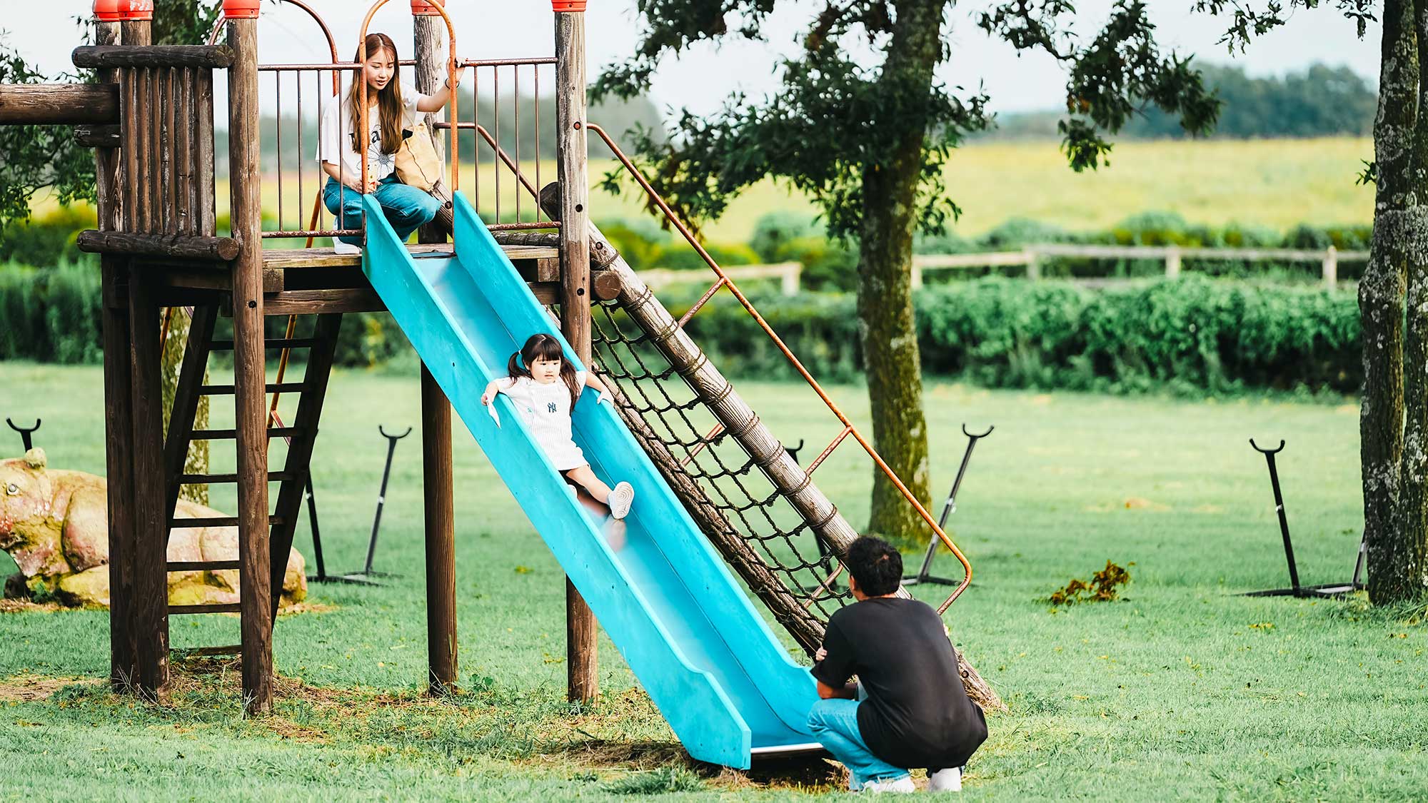 【周辺観光】広々とした敷地内にはお子様も楽しめる遊具が備わっています。大自然の中で楽しく遊べます♪